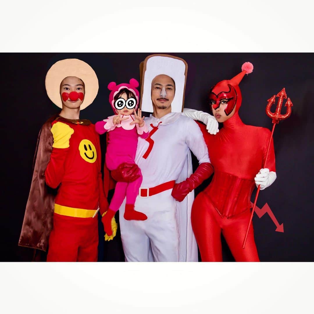のインスタグラム：「Kubozuka Family Halloween photo 2019👨‍👩‍👧‍👦💜🎃 . 毎年恒例のハロウィン家族撮影🎃👻😈📸 .  今年のテーマは【それいけ！アンパンマン】🤩❤️🦸‍♂️ .  愛流お兄ちゃん《アンパンマン》 あまと《あかちゃんマン》 洋介お父さん《しょくぱんマン》 私《ドキンちゃん》 の仮装をしました🦸‍♂️🍼🍞❤️ . アンパンマンとあかちゃんマンの2ショットがほんまに可愛すぎる👦🏻❤️👧🏻🥰 . 毎年、私の趣味に付き合ってくれる家族の皆んな本当にありがとう😍❤️✨ . photo by @hoshina1987  costume by @bigmouthreform ・・・ ・・・ #love #happy #family #mamalife #parentslife #sonlove #daughterlove #halloween2019 #familyphoto #アンパンマン #あかちゃんマン #しょくぱんマン #ドキンちゃん #ハロウィン仮装 #リアルアンパンマン　#ANPANMAN」