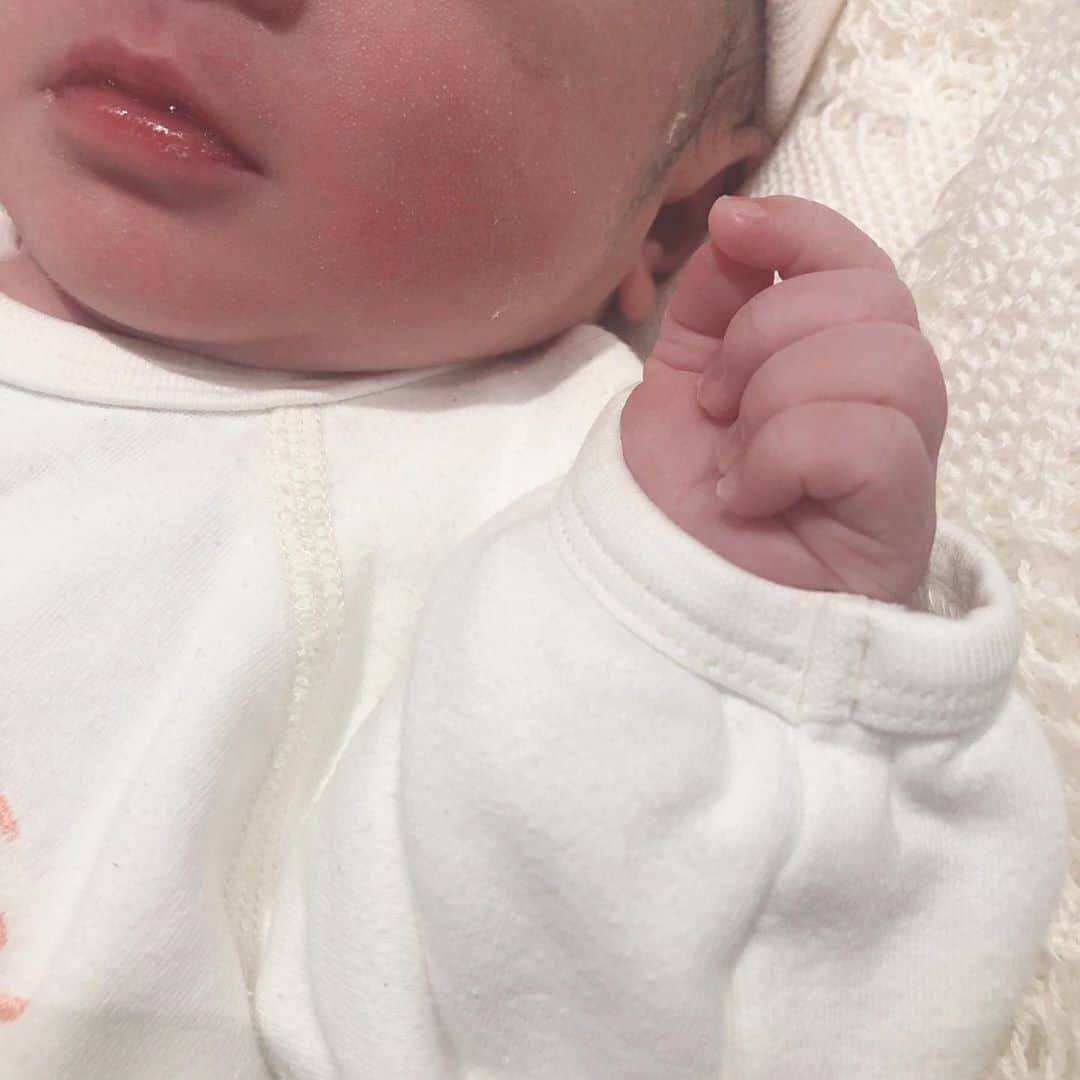 近藤千尋のインスタグラム：「いつも応援して下さっている 皆様にご報告です。  本日、第二子となる女の子を出産しました。👶 母子共に健康です💓  大切な家族が増えて、より賑やかになった 太田家をこれからもあたたかく 見守って頂けたら幸いです✨✨ 2019.10.31  太田博久、近藤千尋」
