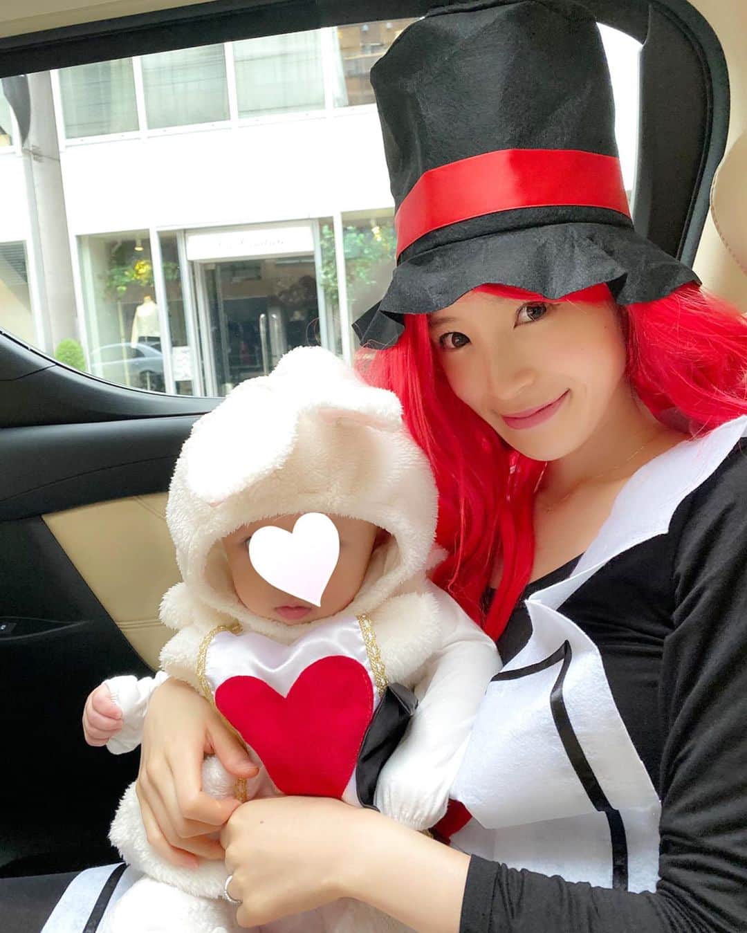 小林真由のインスタグラム：「⋆﻿ ⋆﻿ Happy Halloween🎃﻿ 素敵な夜を..😊🧡﻿ ﻿ #ハロウィン #仮装 #アリス #ハロウィンパーティー #ママライフ #女の子ママ #女の子ベビー #生後11ヶ月 #Halloween #party」