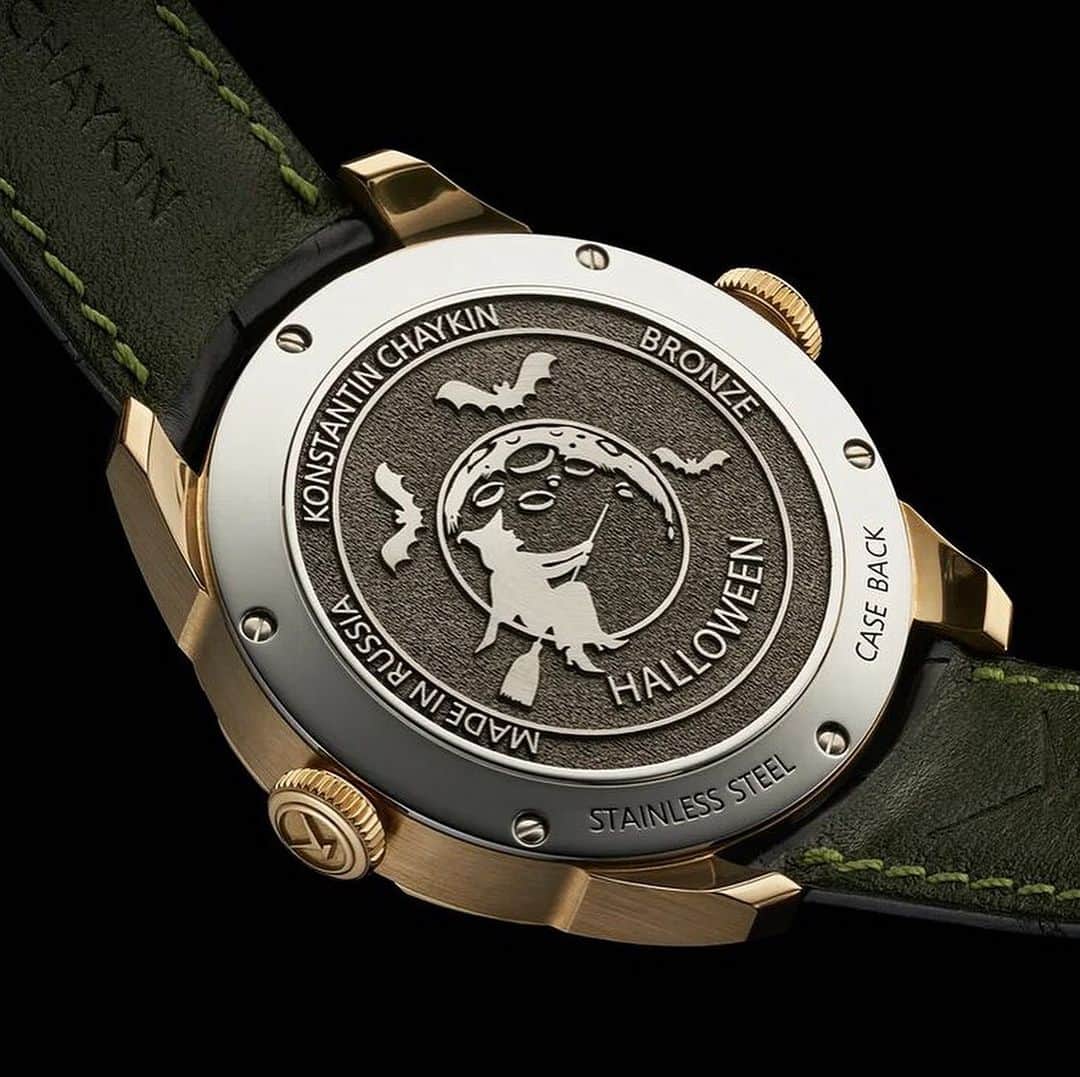 Daily Watchさんのインスタグラム写真 - (Daily WatchInstagram)「Introducing the “Green Halloween 2019” watch by Russian watchmaker @k_chaykin 🎃👻 Using the eyes to indicate hour and minute, and the mouth to indicate the moon phase. It’s presented in a 42mm bronze case and as a limited edition of 88 pieces 🔥 #Halloween」10月31日 18時56分 - dailywatch