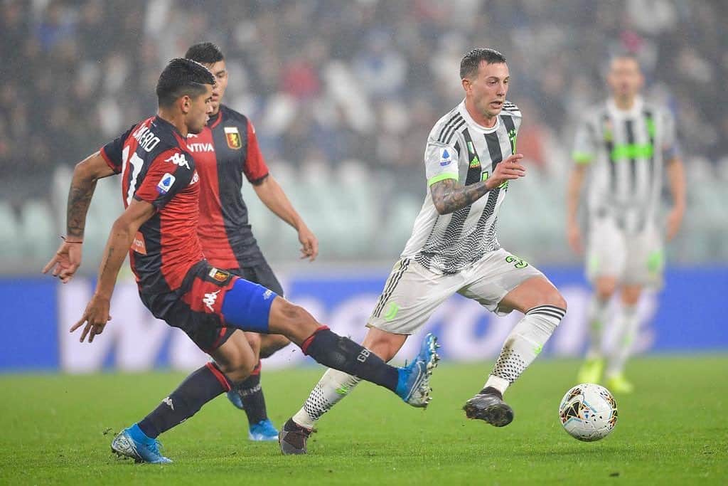 フェデリコ・ベルナルデスキのインスタグラム：「Sono queste le vittorie su cui si costruiscono i campionati. Vittorie di carattere conquistate ad ogni costo!  #JuveGenoa #Finoallafine #ForzaJuve」