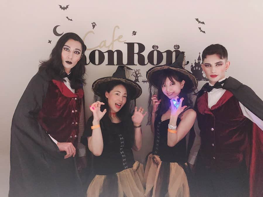 satomiさんのインスタグラム写真 - (satomiInstagram)「👻HAPPY HALLOWEEN 👻 * RonRon Halloween2019に行ってきた〜¨̮♡︎ 今年、初コスは魔女🧙‍♀️﻿ * * ﻿今日はお家で大人しくしてます😊 * * #caferonron #ronronhalloween #カフェロンロン #ロンロンハロウィン #ロンロンハロウィン2019 #回転スイーツ #ハロウィンスイーツ #魔女 #ハロウィン #Halloween #原宿カフェ #原宿 #表参道カフェ #表参道 #ハロウィンパーティー  #Halloweenparty  #コスプレ @caferonron」10月31日 19時02分 - saatoomii47