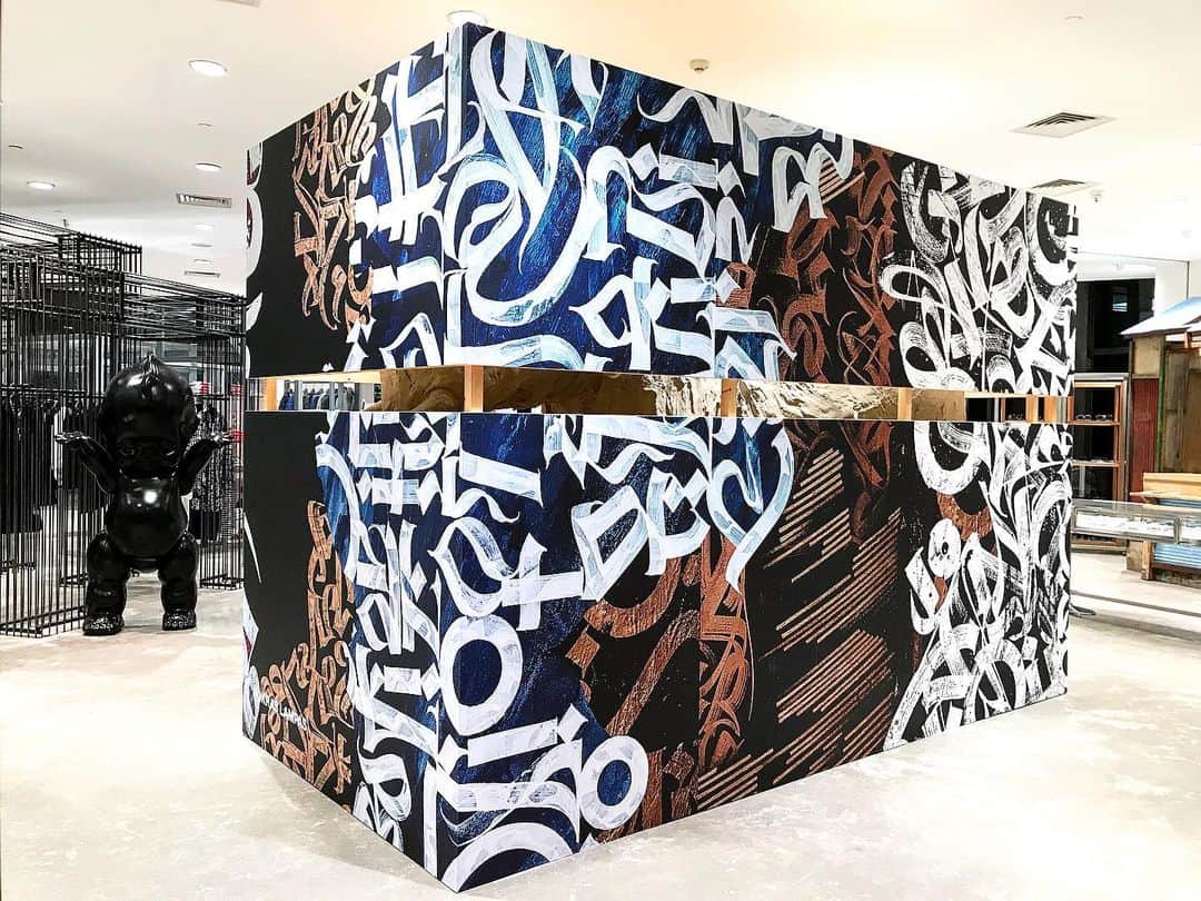 のインスタグラム：「@pokraslampas installation by Rei Kawakubo at Dover Street Market Beijing」