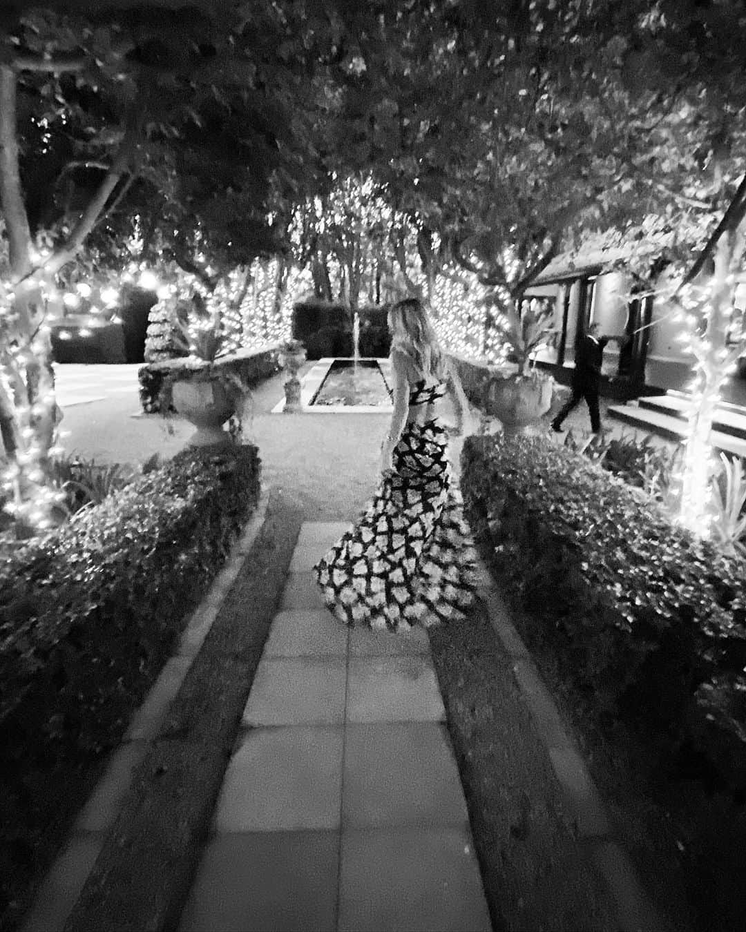 サマンサウィルスのインスタグラム：「Tonight at #DeeAndToby’s wedding in the Southern Highlands... a celebration made up of Irish, English and Australians (in the words of the MC —- three nations of the most quiet, understated people who have no interest in having a few drinks and a good time. .. Congratulations Dee and Toby, what a beautiful, intimate, heartfelt and truly incredible way to begin this new chapter of your lives. How adored you both are. xx」
