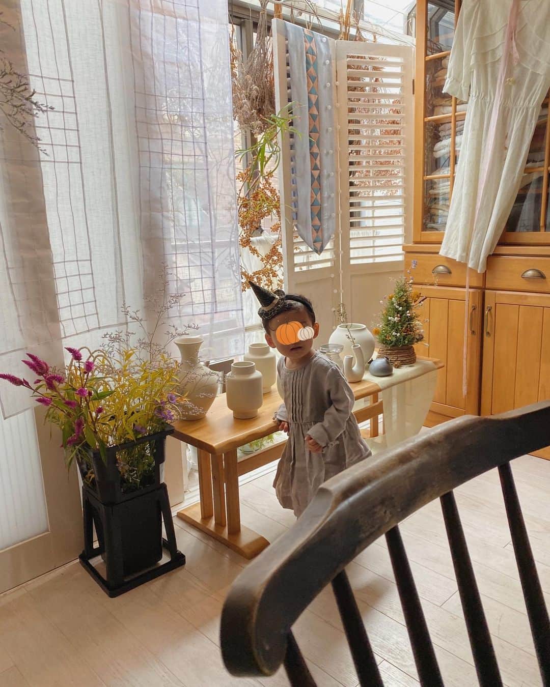 目見田早弥子のインスタグラム：「| 🎃🕯 去年はバタついて特に何もできず、 悔いが残っていたので今年は早めに用意して⚐ といっても、このヘアバンドのみですが😂💦 この写真はマロンのレッスンに行った時のもの◯ 今日もこのヘアバンドをつけて デパートへお買い物に行きました。 今日ハロウィンやもんね〜、かわいいね〜魔女さんかな？と たくさん声をかけられて嬉しそうにしてました👶🏻🧡 二人きりでお買い物したり屋上遊園地で遊んだり 私もすごく楽しかった！」