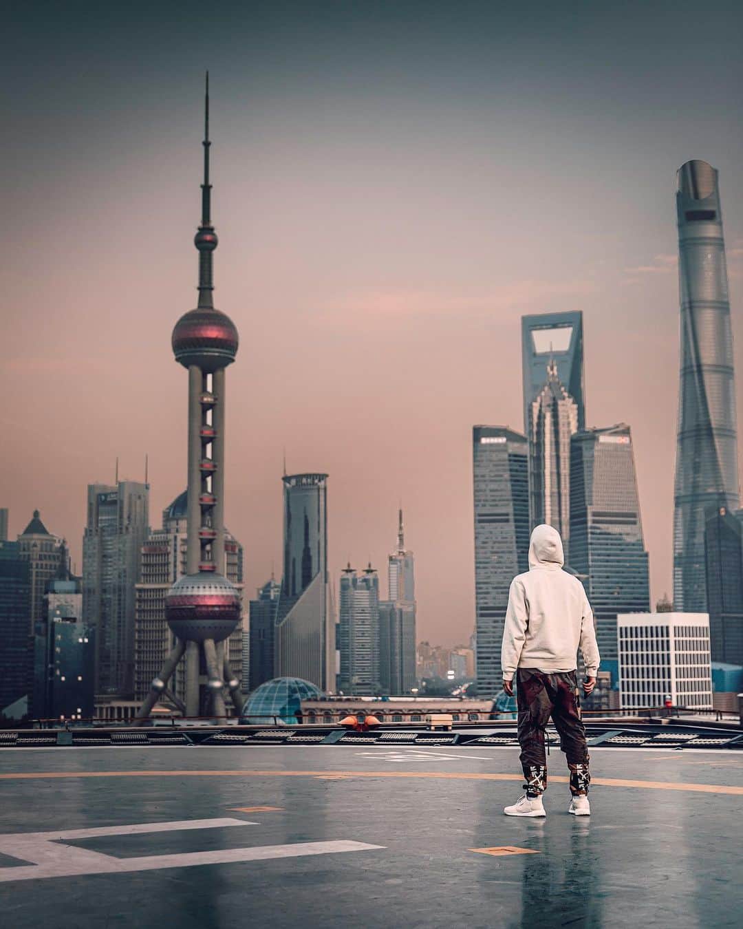 アラン・ウォーカーさんのインスタグラム写真 - (アラン・ウォーカーInstagram)「Shanghai vibes 🌇」10月31日 19時06分 - alanwalkermusic