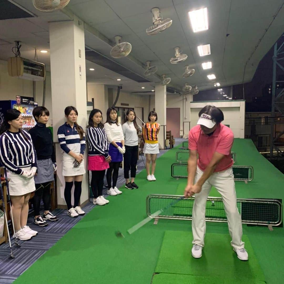 GINGERさんのインスタグラム写真 - (GINGERInstagram)「GINGER GOLF TEAM6期生 ルコックゴルフ @lecoqgolf_jp の新しいウェアを身に纏い、赤坂・御徒町チーム合同で打ちっ放し場でのレッスン⛳️ いつものシミュレーターと違い気持ちよく飛ぶ時とそうでない時がハッキリして、コースデビューまでの課題が見つかりました〜🏌️‍♀️ . #gingergolfteam #gingergolfteam6期生 #ルコックゴルフ #アコーディアゴルフ #アコーディアガーデン東京ベイ #12月コースデビュー #ゴルフ女子 #女子ゴルフ @lecoqgolf_jp」10月31日 19時07分 - ginger_magazine