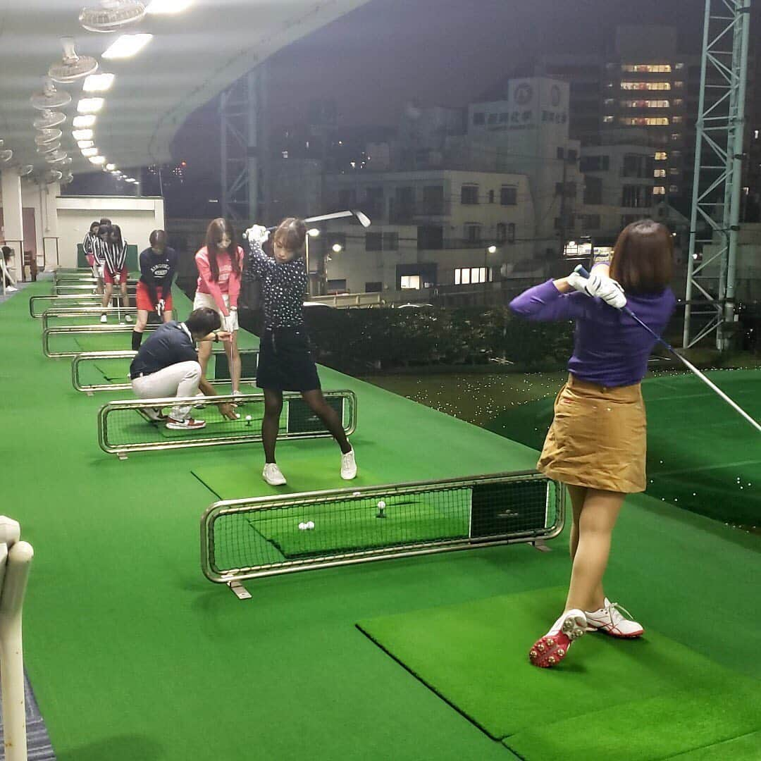 GINGERさんのインスタグラム写真 - (GINGERInstagram)「GINGER GOLF TEAM6期生 ルコックゴルフ @lecoqgolf_jp の新しいウェアを身に纏い、赤坂・御徒町チーム合同で打ちっ放し場でのレッスン⛳️ いつものシミュレーターと違い気持ちよく飛ぶ時とそうでない時がハッキリして、コースデビューまでの課題が見つかりました〜🏌️‍♀️ . #gingergolfteam #gingergolfteam6期生 #ルコックゴルフ #アコーディアゴルフ #アコーディアガーデン東京ベイ #12月コースデビュー #ゴルフ女子 #女子ゴルフ @lecoqgolf_jp」10月31日 19時07分 - ginger_magazine