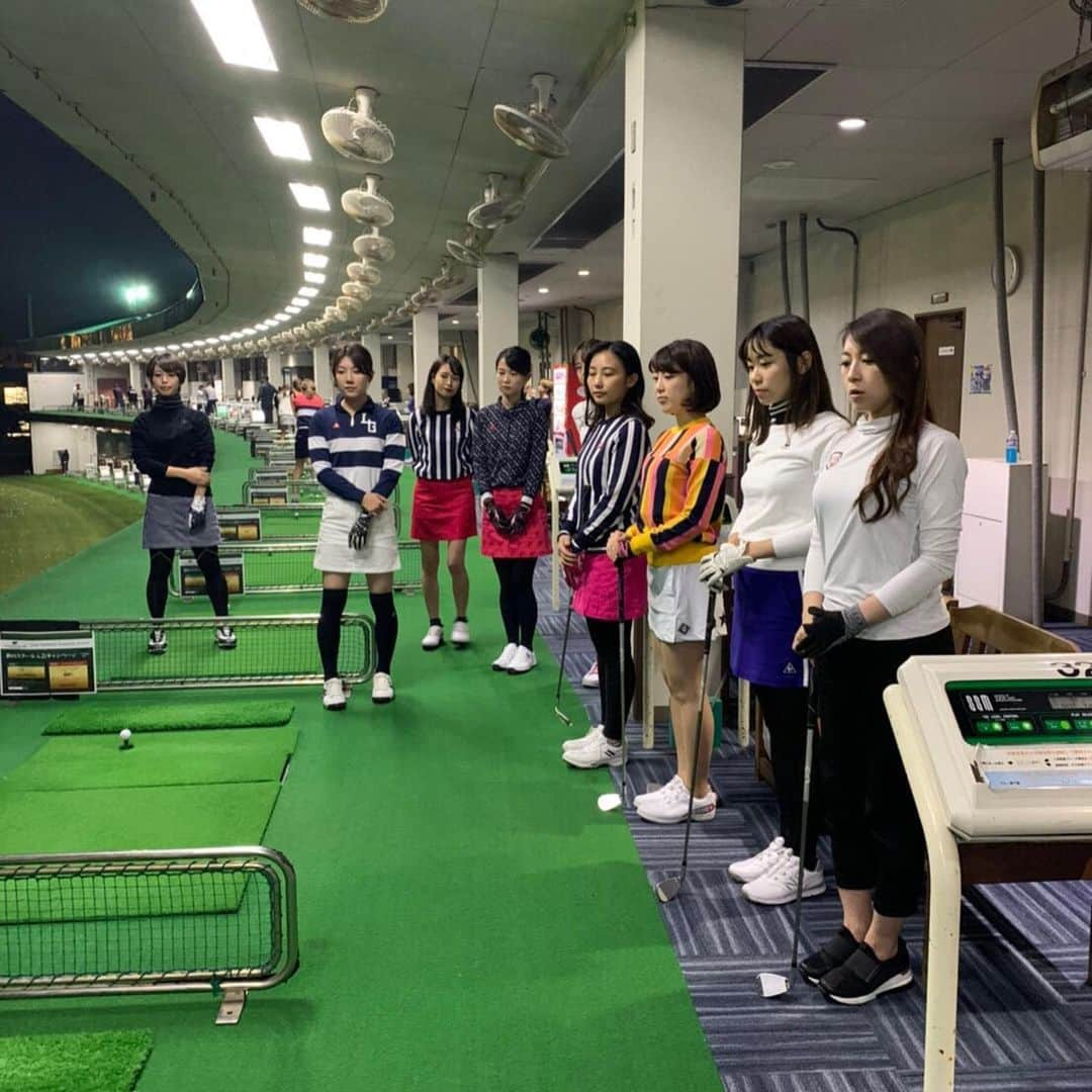 GINGERさんのインスタグラム写真 - (GINGERInstagram)「GINGER GOLF TEAM6期生 ルコックゴルフ @lecoqgolf_jp の新しいウェアを身に纏い、赤坂・御徒町チーム合同で打ちっ放し場でのレッスン⛳️ いつものシミュレーターと違い気持ちよく飛ぶ時とそうでない時がハッキリして、コースデビューまでの課題が見つかりました〜🏌️‍♀️ . #gingergolfteam #gingergolfteam6期生 #ルコックゴルフ #アコーディアゴルフ #アコーディアガーデン東京ベイ #12月コースデビュー #ゴルフ女子 #女子ゴルフ @lecoqgolf_jp」10月31日 19時07分 - ginger_magazine