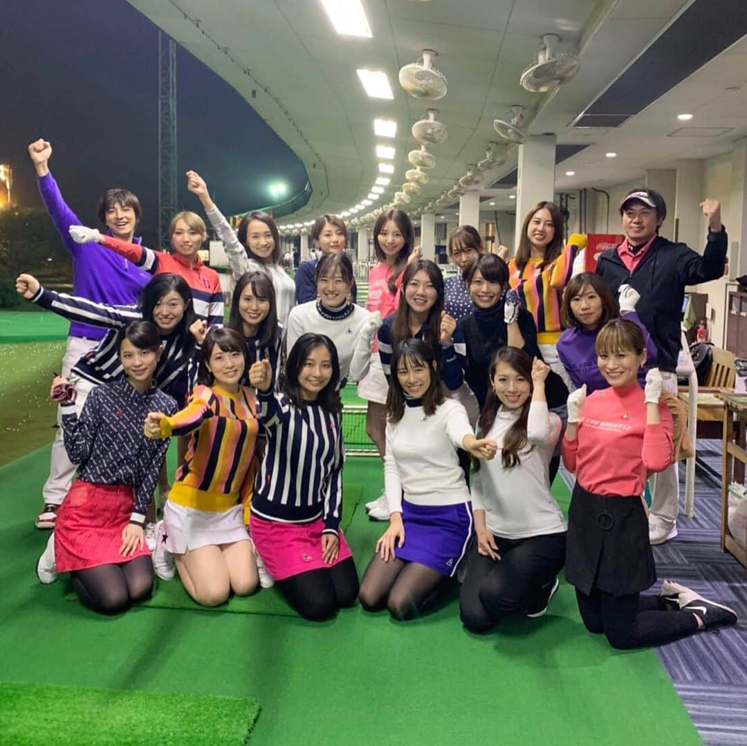 GINGERさんのインスタグラム写真 - (GINGERInstagram)「GINGER GOLF TEAM6期生 ルコックゴルフ @lecoqgolf_jp の新しいウェアを身に纏い、赤坂・御徒町チーム合同で打ちっ放し場でのレッスン⛳️ いつものシミュレーターと違い気持ちよく飛ぶ時とそうでない時がハッキリして、コースデビューまでの課題が見つかりました〜🏌️‍♀️ . #gingergolfteam #gingergolfteam6期生 #ルコックゴルフ #アコーディアゴルフ #アコーディアガーデン東京ベイ #12月コースデビュー #ゴルフ女子 #女子ゴルフ @lecoqgolf_jp」10月31日 19時07分 - ginger_magazine