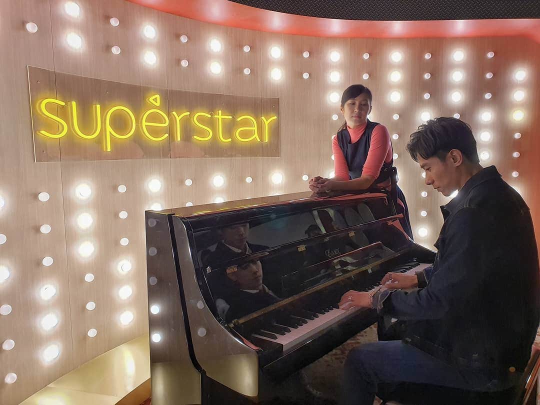 デスモンド・タンのインスタグラム：「Don't wanna feel another touch Don't wanna start another fire Don't wanna know another kiss Baby, unless they are your lips  Don't wanna give my heart away To another stranger Don't let another day begin Won't let the sunlight in Oh, I'll never love again Never love again Never love again Oh, I'll never love again 🎶 "A Star Is Born" moment with @paigechua_tpc  Or should we say 'When Duty Calls' moment?  man I miss both the movie and the series. 📸: @thehannahk」