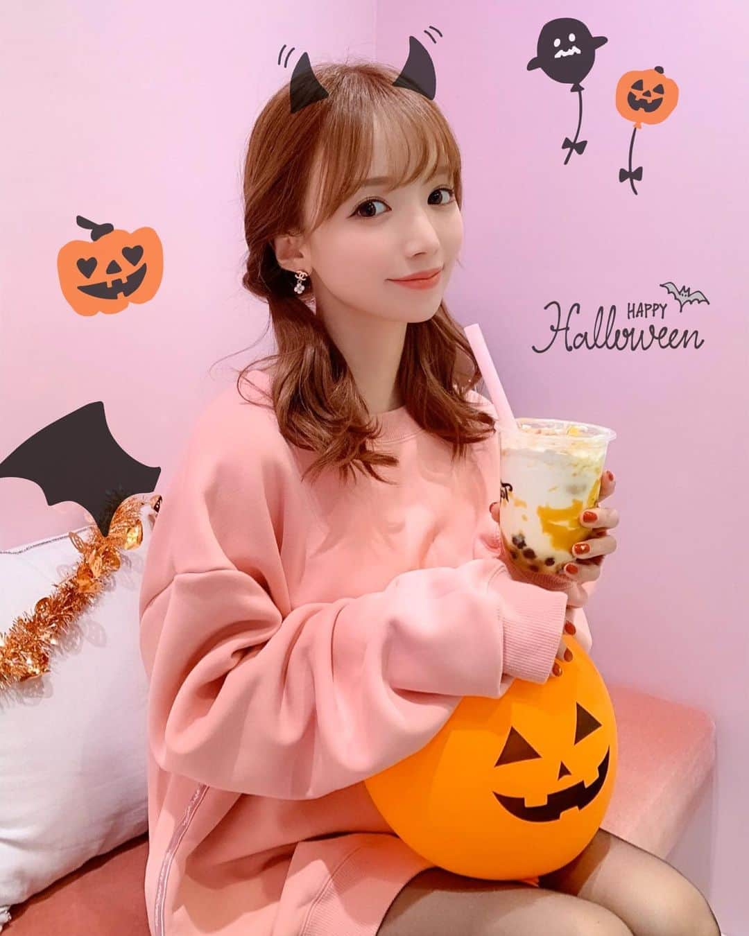 八鍬里美さんのインスタグラム写真 - (八鍬里美Instagram)「Happy Halloween💕🎃 今日は街に出るの怖いから仕事終わってすぐ帰るの🤣❣️笑 ハロウィンぽいスタンプでハロウィン気分だよ👻👿💗 . #ハロウィン#Happyhalloween#デビル#👿#michellmacaron#ミシェルマカロン」10月31日 19時10分 - satomi_yakuwa