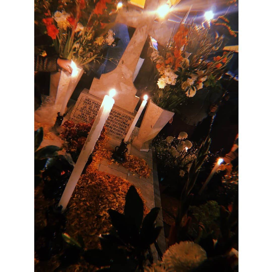 加藤ミリヤさんのインスタグラム写真 - (加藤ミリヤInstagram)「去年の今はメキシコの死者の日の祭りに行っていた。ずっと行きたかったところ。 墓地がこんなにも美しかった。 雨が降って煙がかって綺麗。  #死者の日#メキシコ#mexico#halloween」10月31日 19時15分 - miliyahtokyo