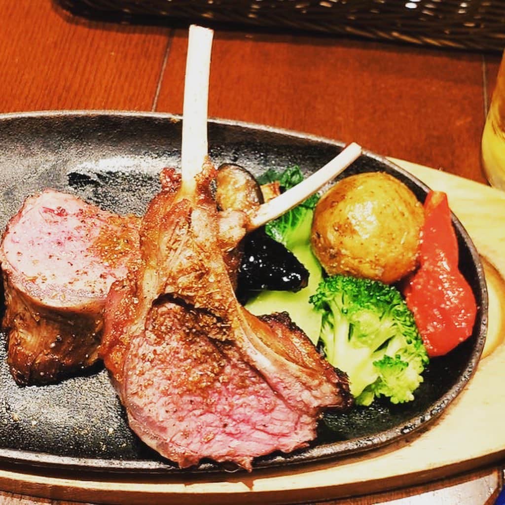 栗原まもるのインスタグラム：「昨日のランチ会。 ニュージーランド料理。 ラムチョップは臭みもなく美味でした〜。 デザートはパブロバというもの。焼いたメレンゲに生クリームとフルーツ。甘過ぎなくて美味しかった❤️ 下絵は１０８枚まで進みました。 あと１７枚がんばろ〜。」