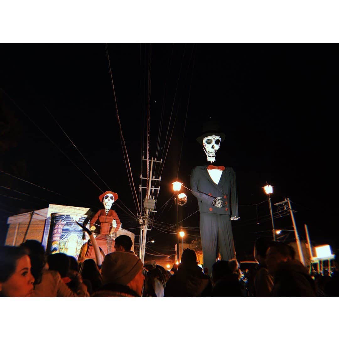 加藤ミリヤさんのインスタグラム写真 - (加藤ミリヤInstagram)「入口にとんでもなくおっきな骸骨カップル。 テンションマックス。  #死者の日#メキシコ#maxico#halloween」10月31日 19時17分 - miliyahtokyo