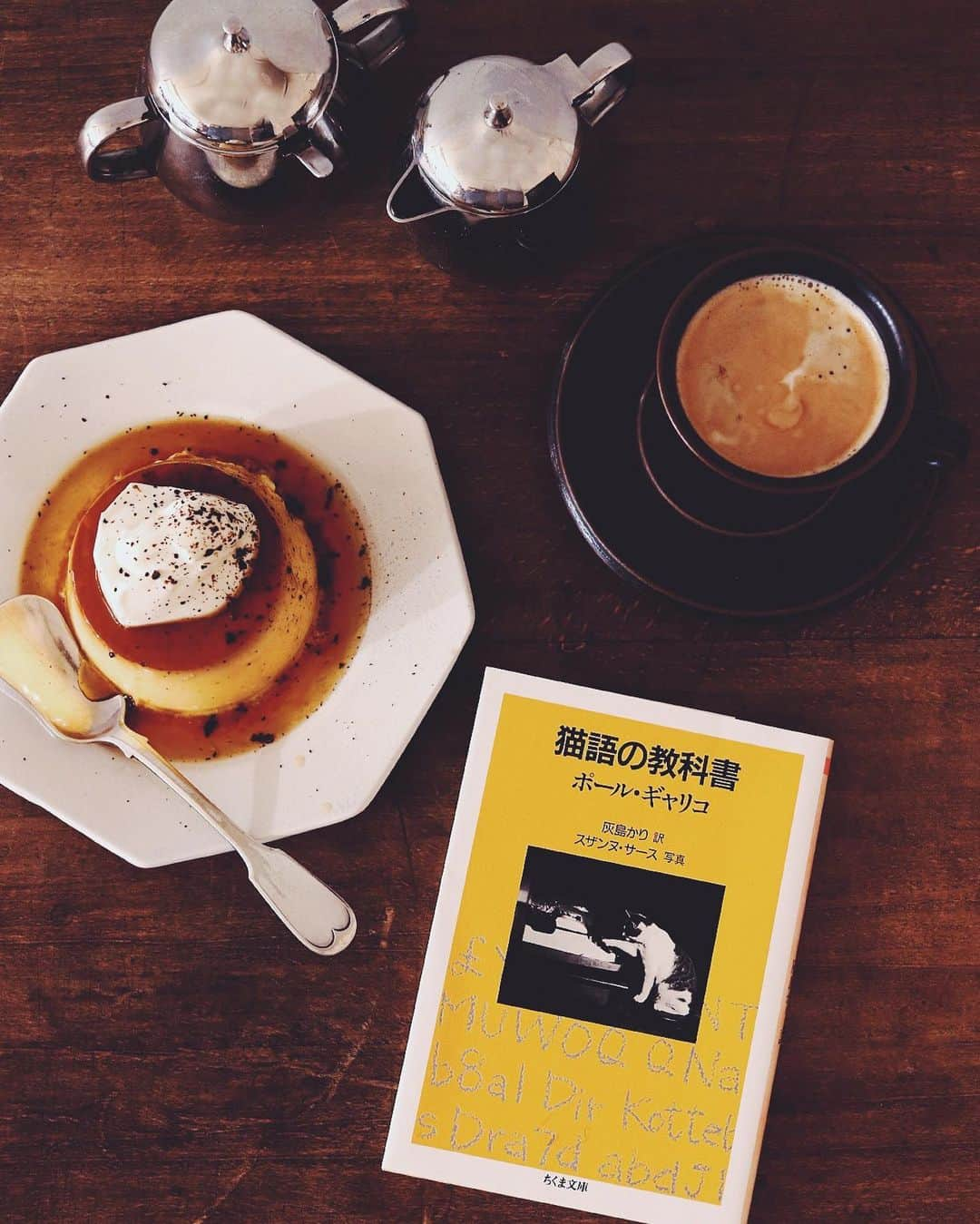 樋口正樹さんのインスタグラム写真 - (樋口正樹Instagram)「coffee and books . 秋の食後の楽しみ、 コーヒーとプリン、 ＆猫語の教科書📙 . . #coffeeandbooks #読書の秋 #読書週間 #猫語の教科書 #ポールギャリコ #プリン #paulgallico」10月31日 19時22分 - higuccini