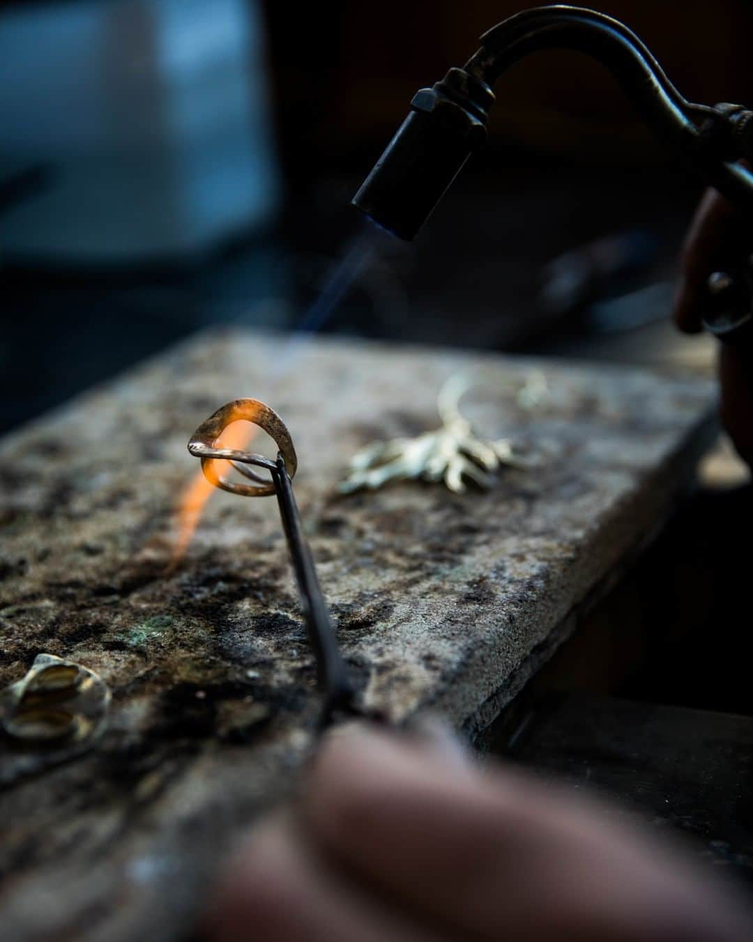グーセンス パリのインスタグラム：「Making of our ECUME ring. . . #📸 by @mathieu.bonnin . . #Goossens #ring #ecume #yellow #gold #brass」