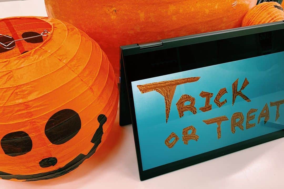 レノボ・ジャパンのインスタグラム：「みなさま　#ハッピーハロウィン🎃  #happyhalloween #trickortreat  #lenovo #YOGA #yogac630」