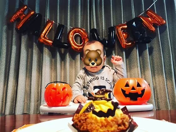 大西蘭のインスタグラム：「・ Happy Halloween 🎃 ・ こぐまちゃんの服はよく見ると、ハロウィン仕様です👻 ・ Teething is scary.👕 ・ ・ #happyhalloween #halloween #ハロウィン装飾 #ハロウィン飾り #ハロウィンキッズ #ハロウィンベイビー」