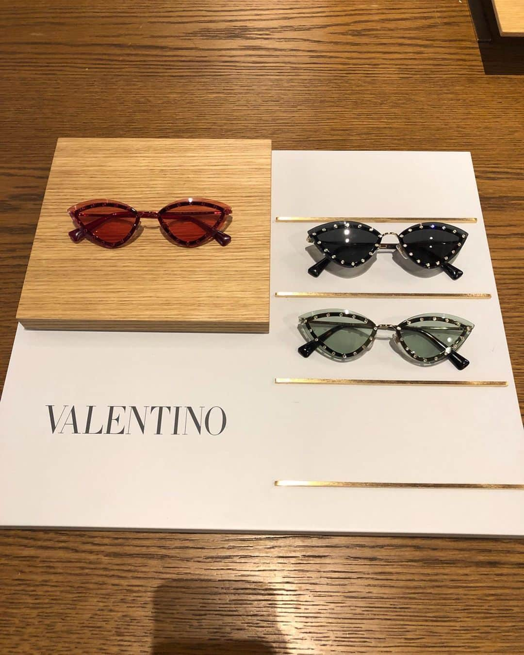 難波サキさんのインスタグラム写真 - (難波サキInstagram)「LUXOTTICA JAPAN 2019プレスプレビューへお邪魔してきたよ😎いつも面白い @aiofukuda_  とマネージャーさんと！みんなでPRADAでパシャリのお気に入り（笑） ・ 日常生活の診断チャートから分かるパーソナリティーに合わせた私にぴったりなのは　@rayban  だったよ✌🏽沢山のサングラスたちがあってどれも可愛くって… ・ 紫外線から目を守るためにも、冬でもサングラスをかけたほうが良いんだって‼️確かに…目の周りのシワも防止できる👀健康や美容に対して、サングラスを日常にもっと取り入れることの重要性を教えて頂きました✨もっと日常でサングラス🕶かけよーっと✨👌🏽 ・ #sunglasseseveryday #今日どのサングラス」10月31日 19時31分 - sakinanba