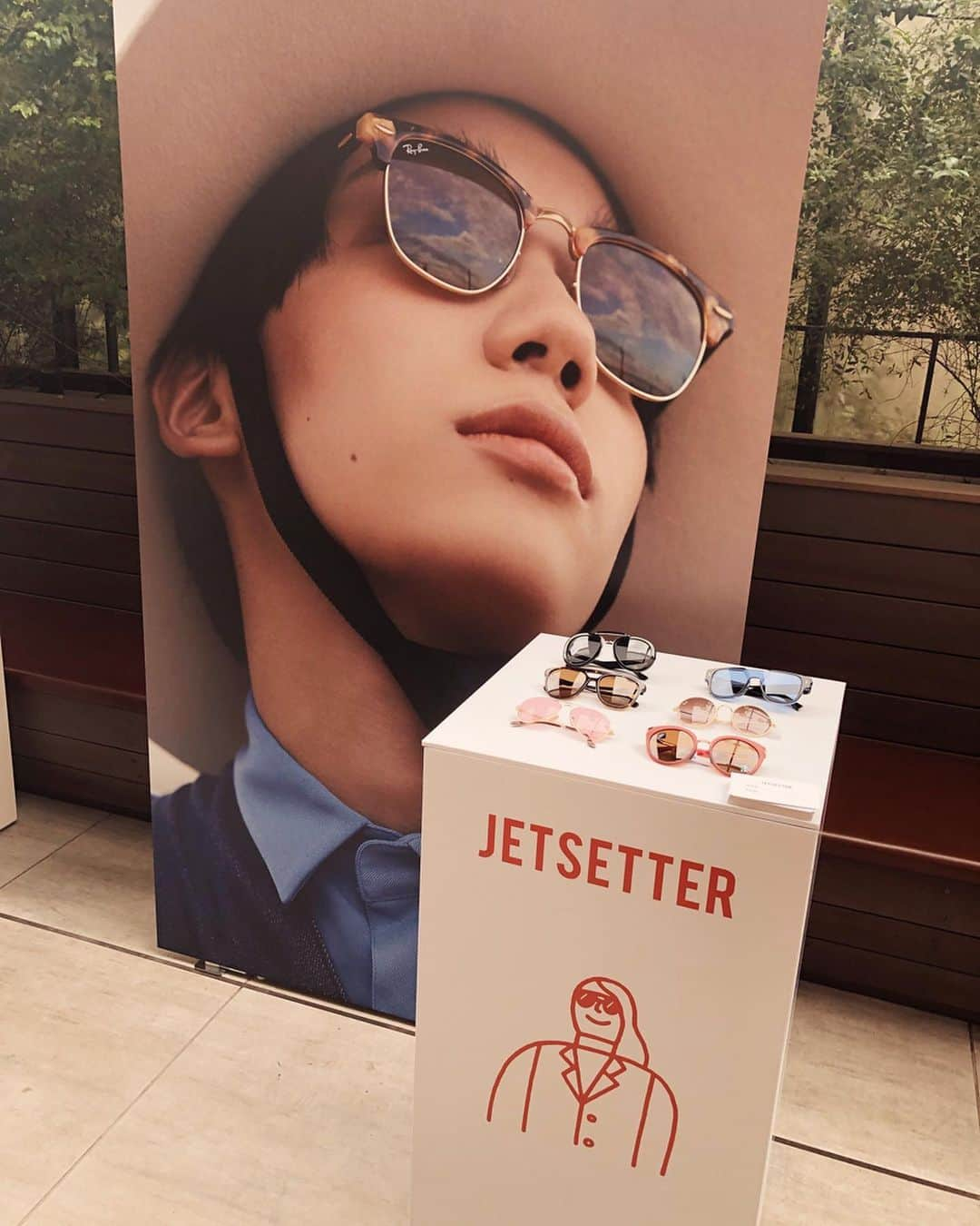 難波サキさんのインスタグラム写真 - (難波サキInstagram)「LUXOTTICA JAPAN 2019プレスプレビューへお邪魔してきたよ😎いつも面白い @aiofukuda_  とマネージャーさんと！みんなでPRADAでパシャリのお気に入り（笑） ・ 日常生活の診断チャートから分かるパーソナリティーに合わせた私にぴったりなのは　@rayban  だったよ✌🏽沢山のサングラスたちがあってどれも可愛くって… ・ 紫外線から目を守るためにも、冬でもサングラスをかけたほうが良いんだって‼️確かに…目の周りのシワも防止できる👀健康や美容に対して、サングラスを日常にもっと取り入れることの重要性を教えて頂きました✨もっと日常でサングラス🕶かけよーっと✨👌🏽 ・ #sunglasseseveryday #今日どのサングラス」10月31日 19時31分 - sakinanba