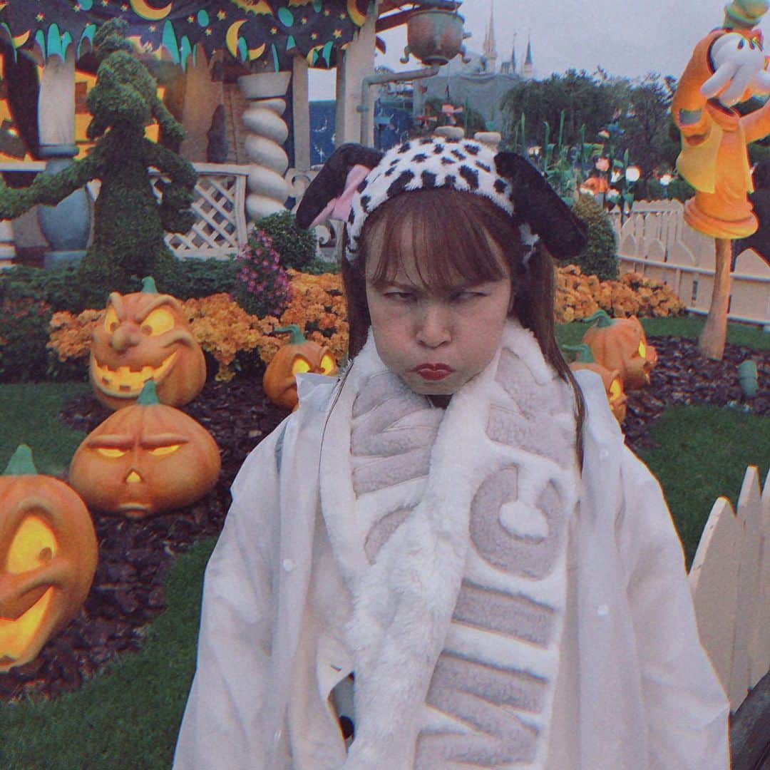 MiracleVellMagicさんのインスタグラム写真 - (MiracleVellMagicInstagram)「Spot my twin pumpkin. 🎃 ねぇねぇねぇ。どうですかよ！！！😎 . #tokyodisneyland #tdl #disneyhalloween #ディズニーランド　#ランド #ディズニーハロウィン2019 #pumpkin #パンプキン #変顔」10月31日 19時34分 - miraclevellmagic