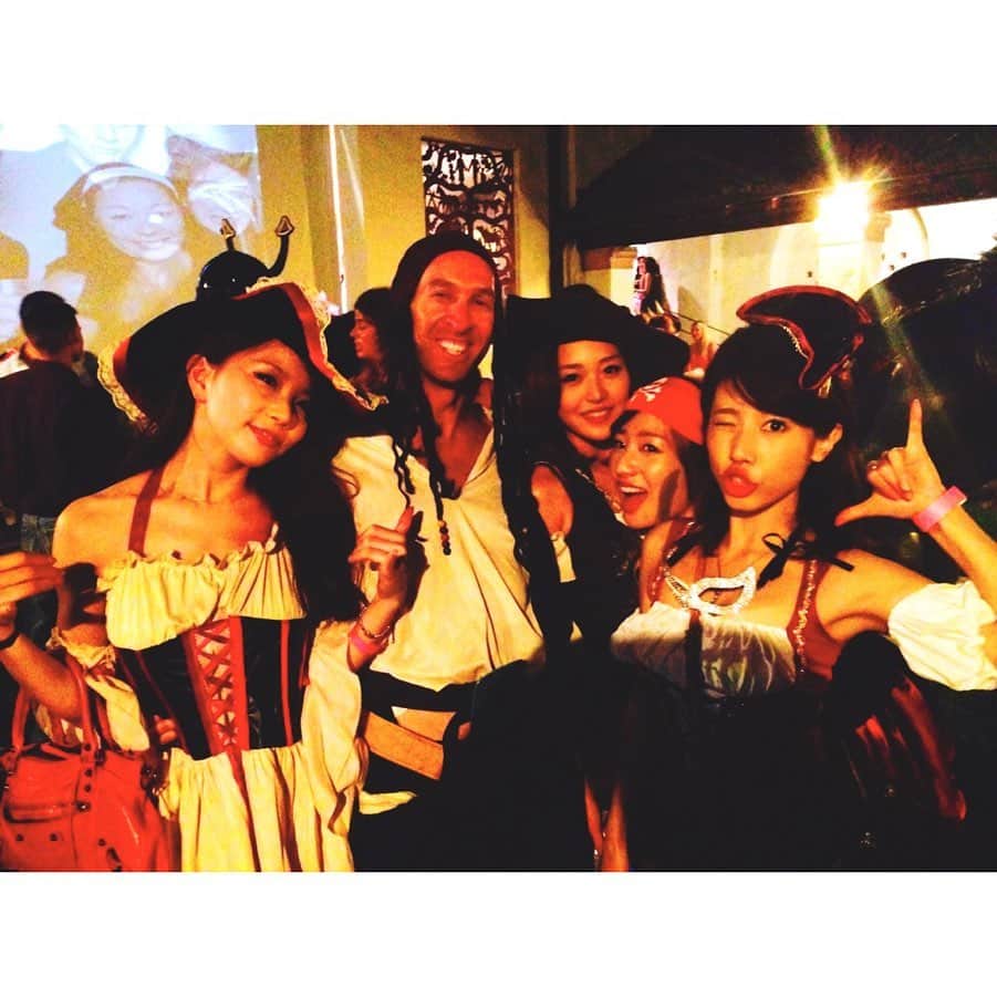 のインスタグラム：「. 【SWIPE→3】 カメラロールを漁っていたら2013年に#ハワイ で過ごした#ハロウィン の写真が出てきました🎃🦇🕸 これ、6年も前なのかあ...(遠い目 . #happyhalloween  #halloween #halloweencostume  #halloweenparty  #pirates  #hawaii  #honolulu  #waikiki  #海賊」
