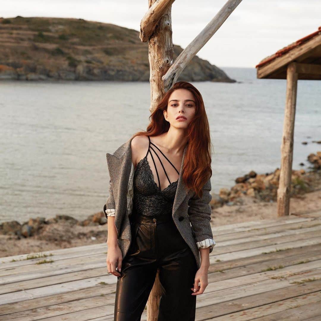 Ozge Gurelのインスタグラム：「@marieclairetr ⚡️⚡️」