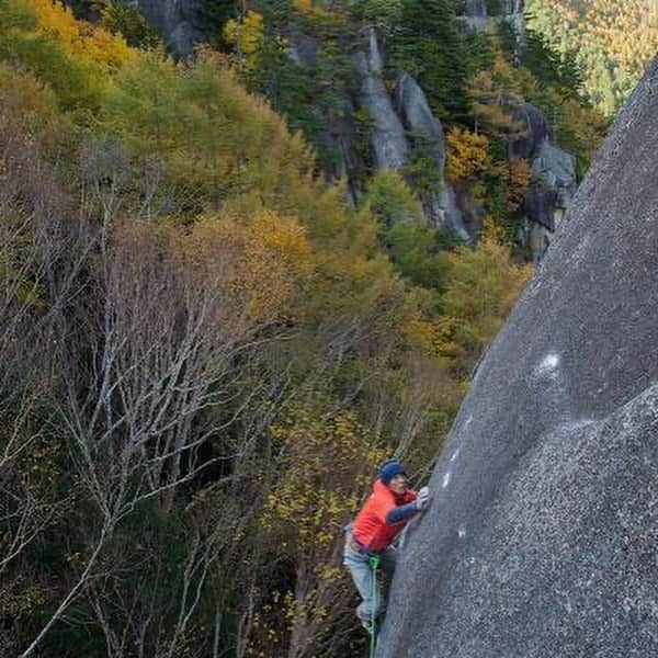 平山ユージさんのインスタグラム写真 - (平山ユージInstagram)「Ninja 5.14a  @glowaczstefan first ascent 1987.  1987年4月、日本を訪れていたステファンは自分の目の前で国内最難関のルートを次々とリピートしていった。それは世界最高級のクライミングを目の前で観ていたと言うことを後で知って行くのだが、その光景を目の当たりにし、少なくとも自分はステファンの登りに自分が目指すクライマーとして登る動きやルートに向かう姿勢が心に焼き付いていた。そしてその旅の最後に我々に残してくれたのが日本最初の5.14a Ninja だった。  Ninja成功の知らせを聞いたのは高校生活を日々過ごしていた時でとにかくステファンだったら14と言う数字をこじ開けるクライマーとして当然とは思っていたが、その彼の凄さにただただ憧れの念を抱いて聞いていた。  そして高校3年の夏休みに40日間、小川山で過ごす中、彼が成功したNinjaを触る機会があった。先輩クライマーがかなり通ってトライしている中で自分も混ぜてもらった。ほんと一度だけやらせてもらったのだが自分には全く理解出来ないぐらいに異次元的な難しさで自分はまだ早いと考え、以来Ninjaに戻ることはなかった。  あれから32年が経った。  季節は秋、当時の夏の光景とは全く違い樹々は色付き、存在する空気もピリッとする気温だ。たまたま、仲間のマサからNinjaの存在を思い出させてくれて、思い切ってチャレンジすることになった。初日は当時の記憶もありリードは恐れ多くてトップロープで3回ほどトライした。そして昨日２日目になって下からリードを試みる。ルートの内容は一瞬の力みやバランスを崩すと滑り落ちるようなルートである上にボルトの距離、さらにはイメージを超えた動きはちょっと経験したことのないような緊張感を生む。正直、並みの5.14aでは味わえない感覚だ。  そして昨日2回のトライで32年の時間を超えNinjaを成功することができた！！Ninjaは若き自分を鼓舞してくれたヒーローが残してくれた特別なルート、言葉に表せないくらいの内容は日本のクライマーに永遠の存在として、いつまでも当時の物語と共に語り継がれるルートだと思う。ステファンには感謝です。  #oldbutgold #classicroutes #ogawayama #regend #ninja  @glowaczstefan  @thenorthfacejp  @beal.official  @blackdiamond  @climbskinspain  @climbparkbasecamp  @basecamptokyo  @boulderpark_basecamp  @basecamponlineshop  @deloprojet  @masa10477  @takaoshibata  @maechan82kgclimber」10月31日 19時46分 - yuji_hirayama_stonerider