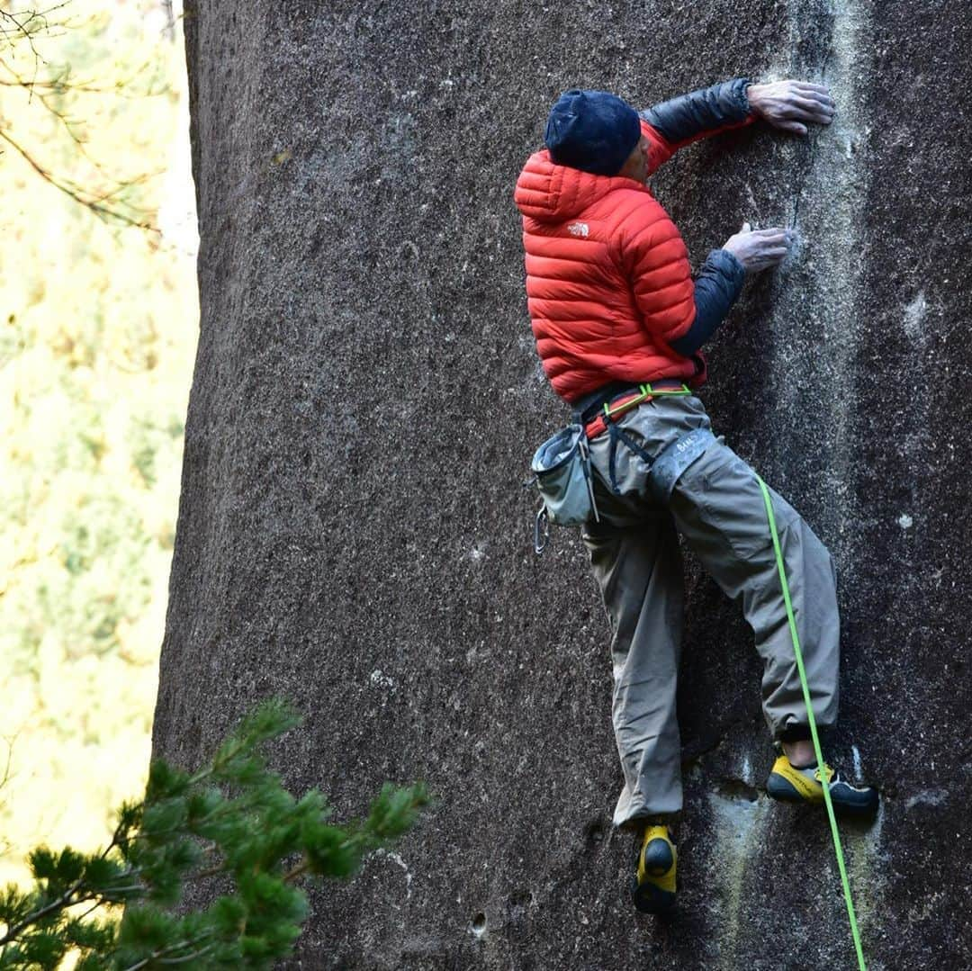 平山ユージさんのインスタグラム写真 - (平山ユージInstagram)「Ninja 5.14a  @glowaczstefan first ascent 1987.  1987年4月、日本を訪れていたステファンは自分の目の前で国内最難関のルートを次々とリピートしていった。それは世界最高級のクライミングを目の前で観ていたと言うことを後で知って行くのだが、その光景を目の当たりにし、少なくとも自分はステファンの登りに自分が目指すクライマーとして登る動きやルートに向かう姿勢が心に焼き付いていた。そしてその旅の最後に我々に残してくれたのが日本最初の5.14a Ninja だった。  Ninja成功の知らせを聞いたのは高校生活を日々過ごしていた時でとにかくステファンだったら14と言う数字をこじ開けるクライマーとして当然とは思っていたが、その彼の凄さにただただ憧れの念を抱いて聞いていた。  そして高校3年の夏休みに40日間、小川山で過ごす中、彼が成功したNinjaを触る機会があった。先輩クライマーがかなり通ってトライしている中で自分も混ぜてもらった。ほんと一度だけやらせてもらったのだが自分には全く理解出来ないぐらいに異次元的な難しさで自分はまだ早いと考え、以来Ninjaに戻ることはなかった。  あれから32年が経った。  季節は秋、当時の夏の光景とは全く違い樹々は色付き、存在する空気もピリッとする気温だ。たまたま、仲間のマサからNinjaの存在を思い出させてくれて、思い切ってチャレンジすることになった。初日は当時の記憶もありリードは恐れ多くてトップロープで3回ほどトライした。そして昨日２日目になって下からリードを試みる。ルートの内容は一瞬の力みやバランスを崩すと滑り落ちるようなルートである上にボルトの距離、さらにはイメージを超えた動きはちょっと経験したことのないような緊張感を生む。正直、並みの5.14aでは味わえない感覚だ。  そして昨日2回のトライで32年の時間を超えNinjaを成功することができた！！Ninjaは若き自分を鼓舞してくれたヒーローが残してくれた特別なルート、言葉に表せないくらいの内容は日本のクライマーに永遠の存在として、いつまでも当時の物語と共に語り継がれるルートだと思う。ステファンには感謝です。  #oldbutgold #classicroutes #ogawayama #regend #ninja  @glowaczstefan  @thenorthfacejp  @beal.official  @blackdiamond  @climbskinspain  @climbparkbasecamp  @basecamptokyo  @boulderpark_basecamp  @basecamponlineshop  @deloprojet  @masa10477  @takaoshibata  @maechan82kgclimber」10月31日 19時46分 - yuji_hirayama_stonerider