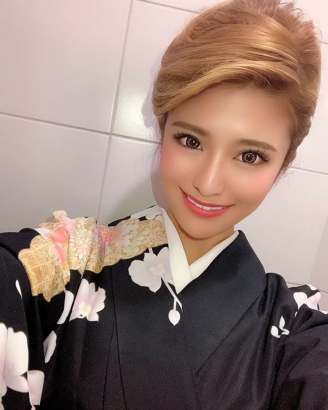 鈴木まりなのインスタグラム：「和装DJ     #dj #girlsdj #femaledj #asiandj #Japanesedj #djlife #djingismylife #djinglife #djlifestyle 」