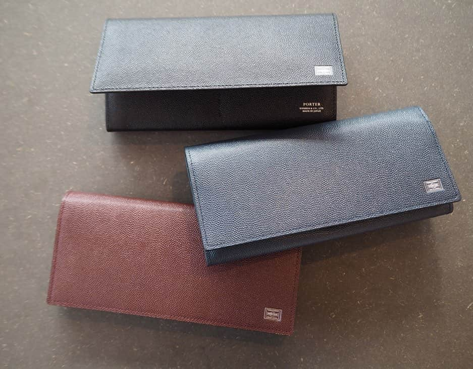 B JIRUSHI YOSHIDAさんのインスタグラム写真 - (B JIRUSHI YOSHIDAInstagram)「【NEW ARRIVAL】 〈PORTER〉PORTER ABLE WALLET LONG ・ しなやかな風合いのエンボス加工を施した輸入革を用いた小物のシリーズPORTER ABLE。 ・ ベーシックな型に加えて、近年のキャッシュレス化により、コンパクトなサイズの財布の需要が増え、カードや最低限必要な紙幣・小銭などを機能的かつ実用的に収納し携帯することができる型を多く構成に取り入れています。 ・ 表革はイタリア輸入革で、ベースとなる色で染色してから深めのエンボス加工（型押し）を施し、さらに凸面のみ艶を上げる工程を加えることで色味に奥行きを出し、品のある雰囲気にしています。傷がついても目立ちにくい型押し革で、細かな文様を型押ししていますが一つ一つが潰れることなく綺麗に文様が出ていることも質の高さのポイントです。 ファスナーは高級感があり手当たりも良いエクセラファスナーを贅沢に採用しています。 ・ 上品な雰囲気ながらも、幅広いお客様にご提案できる、定番性の高い革小物シリーズです。 ・ COLOR:BLACK、BORDEAUX、NAVY ¥24,000+TAX  #bjirushiyoshida #B印YOSHIDA #代官山 #daikanyama #TOKYO #BEAMS #ビームス #yoshidakaban #吉田カバン #ポーター  #porter #비지루시요시다 #도쿄 #다이칸야마 #빔스 #빔즈 #포터 #데일리룩 #백팩 #b印yoshidalineup#able」10月31日 19時43分 - bjirushiyoshida