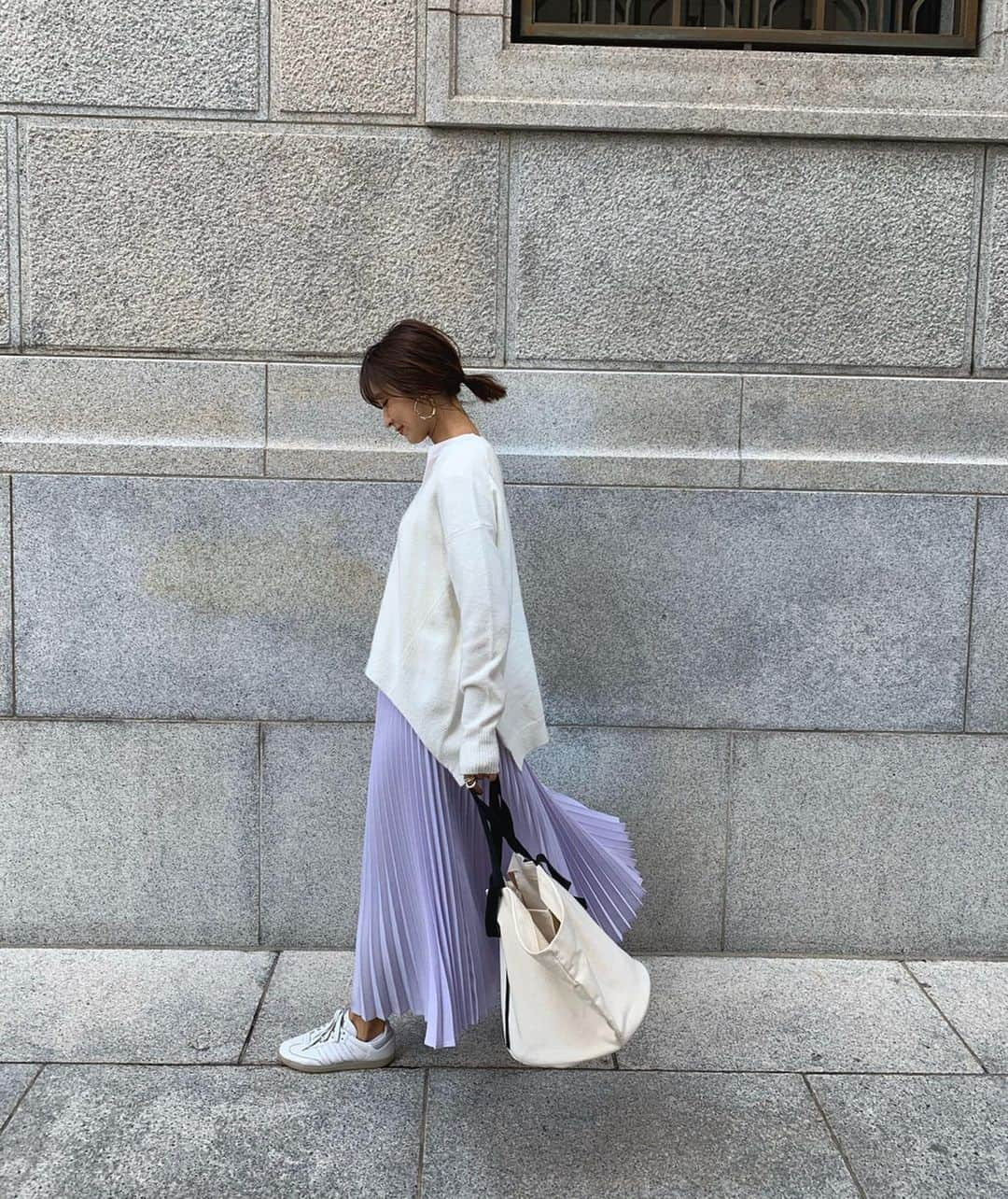 Hiromi Ｍaedaさんのインスタグラム写真 - (Hiromi ＭaedaInstagram)「white × Iris💜 ・ この組み合わせスキ！ ・　 @normbyhiron で再販中のこちらのVネックニット　 全色残りわずかとなりました🙇🏻‍♀️！ ・ シルエットがホントに可愛くてオススメ♡ ・ @cen.___jp × @yukie__tanaka 別注プリーツとの相性も👌🏽💜 ・ このプリーツ優秀すぎるな！✨ ・ ・ ・ tops #normbyhiron skirt #cen_jp#veryweb  accessory #seadsmara bag #blanc_official_jp shoes #adidas#tomorrowland」10月31日 19時48分 - hiron953