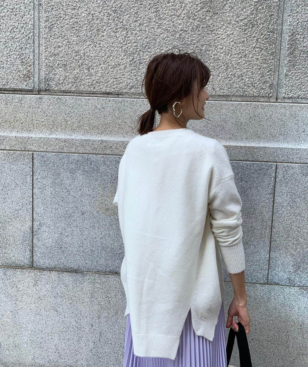 Hiromi Ｍaedaさんのインスタグラム写真 - (Hiromi ＭaedaInstagram)「white × Iris💜 ・ この組み合わせスキ！ ・　 @normbyhiron で再販中のこちらのVネックニット　 全色残りわずかとなりました🙇🏻‍♀️！ ・ シルエットがホントに可愛くてオススメ♡ ・ @cen.___jp × @yukie__tanaka 別注プリーツとの相性も👌🏽💜 ・ このプリーツ優秀すぎるな！✨ ・ ・ ・ tops #normbyhiron skirt #cen_jp#veryweb  accessory #seadsmara bag #blanc_official_jp shoes #adidas#tomorrowland」10月31日 19時48分 - hiron953