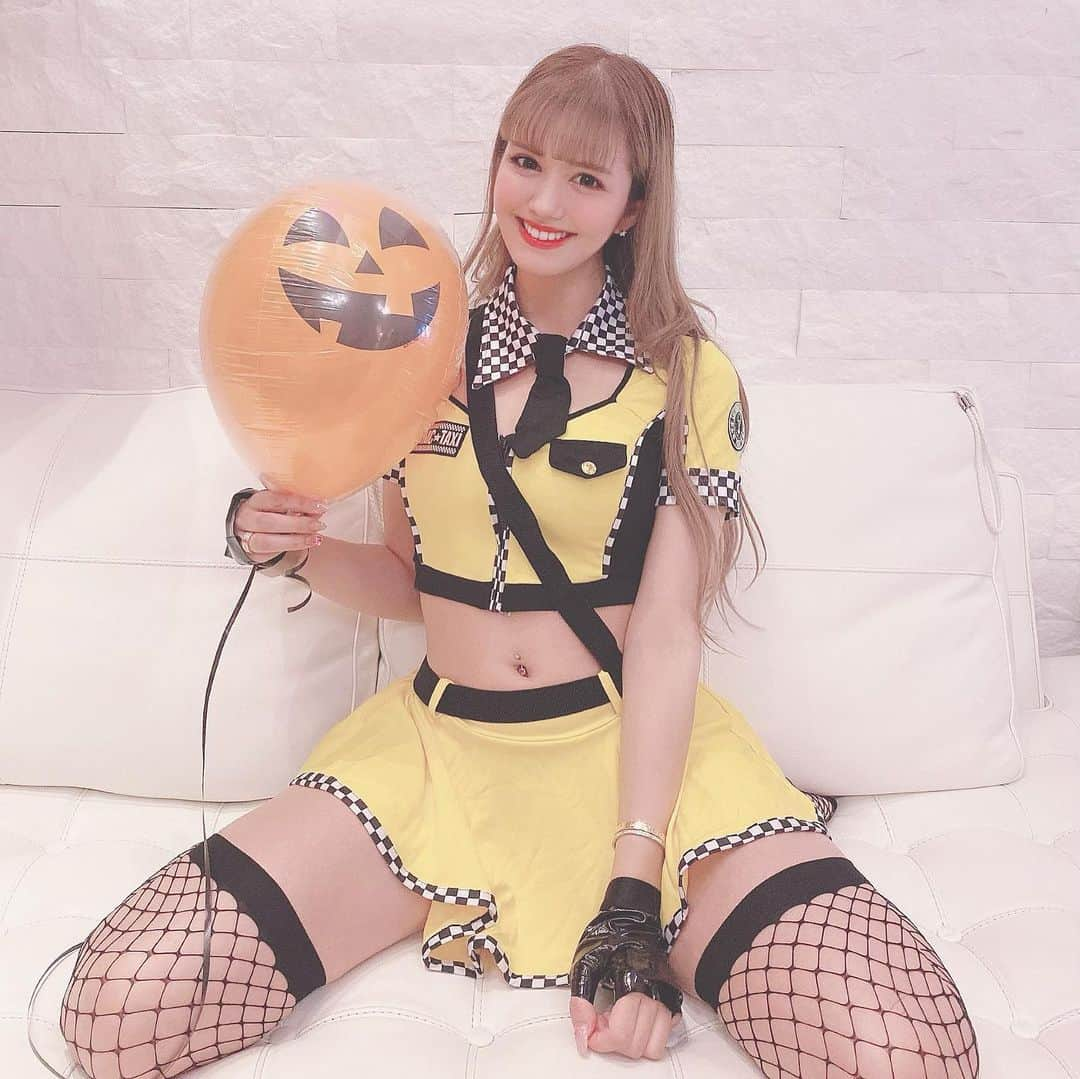 紗蘭さんのインスタグラム写真 - (紗蘭Instagram)「HAPPY HALLOWEEN🎃♥️♥️♥️ 今年のハロウィン1パターン目は自分がプロデュースしたタクシードライバーを着たよ🚕💛🖤 タクシーご乗車ありがとうございます〜ガイコツさんを乗せて運転してまいります〜🚕💀💕💕💕 まだまだハロウィン続くよ🎃 #me #malymoon #halloween #happyhalloween #happyhalloween🎃 #halloween」10月31日 19時49分 - saracchidayo