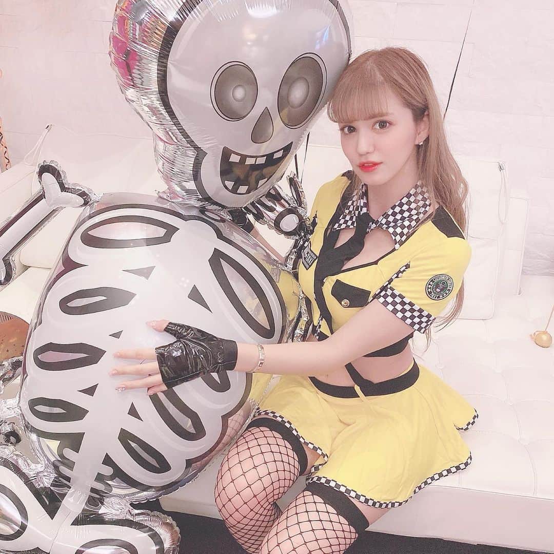 のインスタグラム：「HAPPY HALLOWEEN🎃♥️♥️♥️ 今年のハロウィン1パターン目は自分がプロデュースしたタクシードライバーを着たよ🚕💛🖤 タクシーご乗車ありがとうございます〜ガイコツさんを乗せて運転してまいります〜🚕💀💕💕💕 まだまだハロウィン続くよ🎃 #me #malymoon #halloween #happyhalloween #happyhalloween🎃 #halloween」