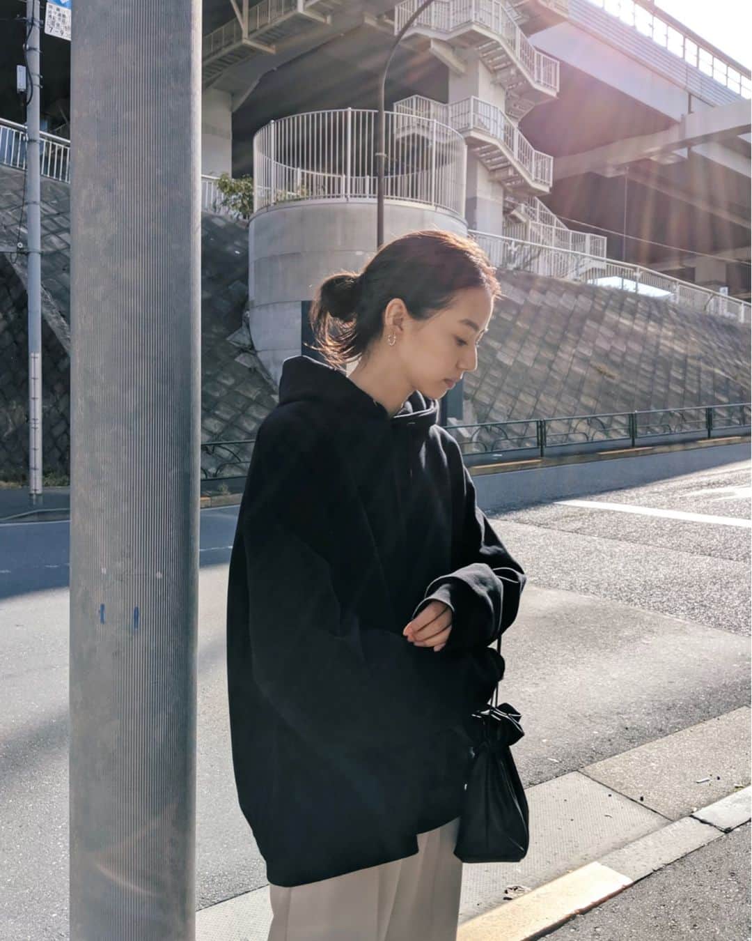 Shiho Sasakiのインスタグラム：「ついに明日、11/1は キャナルシティOPA店がリニューアルOPEN✨ 私は行けないけど、official staffの　@natorika と @okana_msy が店頭に立つよ📣 ノベルティのポシェットもとっても可愛いのです💕 しかも持ち運び出来るミラーもついてくる💎 こちらは今回のOPA店リニューアルの際にしかもらえないレアなノベルティなので 是非ともゲットして欲しいです🙌 #MOUSSY#pixelで撮影#team_pixel#baroque_pixel」