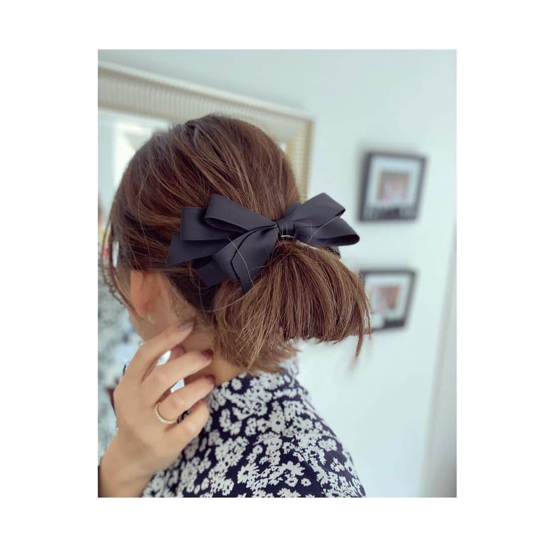 のインスタグラム：「今日は学校の懇親会でした🍴 * 久しぶりのお団子ヘア….ハイライトを入れているのでアレンジした時に良く見える気がする😊 #hairarrange #hairstyles #haircolor #ヘアスタイル　#お団子ヘア #littleblack #リトルブラック#ママコーデ #ヘアアレンジ#美しいリトルブラック」