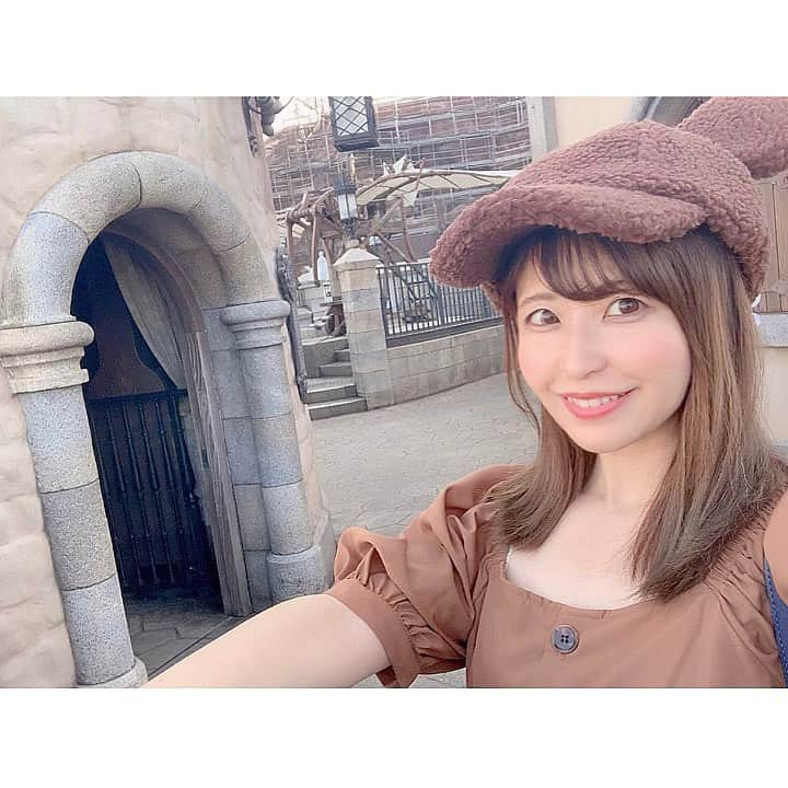 上村彩子さんのインスタグラム写真 - (上村彩子Instagram)「ハッピーハロウィンーー🎃🎃 . この時期はハロウィンがすっかり定番だね！ 今年は仮装できなかったのでDハロの写真を〜😊 . この帽子、後ろにミッキーのおててがついてて可愛いの！ マジッテープだから頭に合わせて大きさ調整できるの有難い✨ 帽子の大きさって難しいよね！？ 57.5の男女兼用サイズ多いけど、もうワンサイズ小さいの作ってほしいな〜」10月31日 20時05分 - ayako_uem