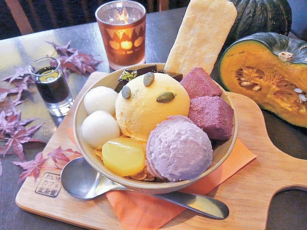 おいもカフェ金糸雀のインスタグラム：「. 秋に人気の『おいも鎌倉かぼちゃパフェ』。 自然な甘さが口に広がる、かぼちゃアイスに、紫芋わらび餅や紫芋アイス、黒糖ゼリーをトッピング♪ 今日のハロウィンを思わせるオレンジ、パープル、ブラックの色鮮やかな和パフェです(^^) 11月下旬頃までの期間限定販売(税込850円)。 . #おいもカフェ金糸雀 #おいもカフェ #カフェ #鎌倉 #パフェ #スイーツ #かぼちゃ #かぼちゃパフェ #かぼちゃスイーツ #映え #鎌倉カフェ #鎌倉スイーツ #ハロウィン . 《おいもカフェ金糸雀》 営業時間：10:00-18:00(L.O.17:30) 定休日：水曜日 248-0006 神奈川県鎌倉市小町2-10-10 小町TIビル1F TEL：0467-22-4908」