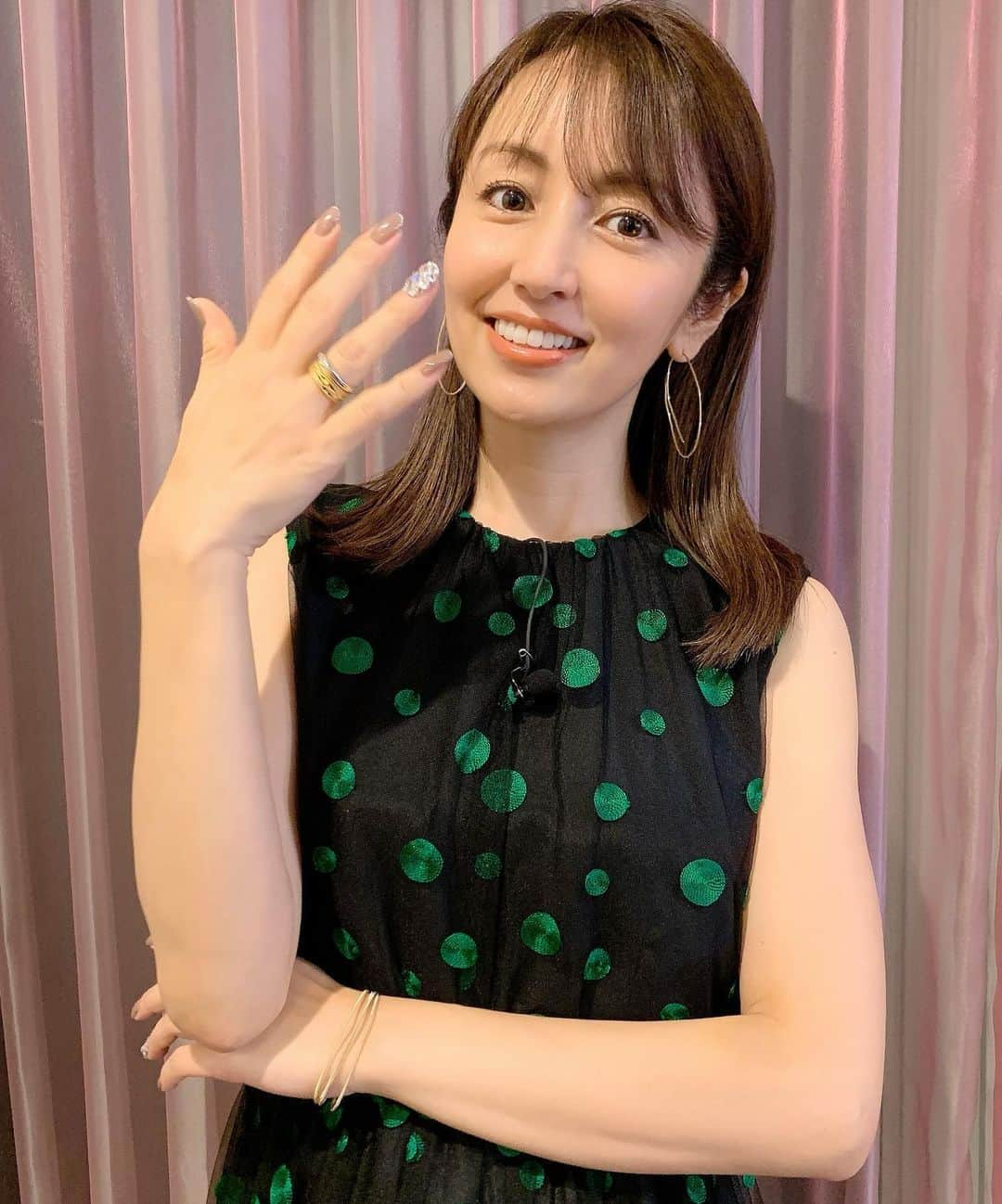 矢田亜希子さんのインスタグラム写真 - (矢田亜希子Instagram)「【オンエア】 2019年11月3日(日)18：30〜20：54 TBS『笑える！泣ける！動物スクープ100連発』 #笑える泣ける動物スクープ100連発 #バラエティ#バラエティ番組#癒し#ペット#大好きな番組 衣装のワンピースは#graceclass  ジュエリーは#niessing  ワンピースもジュエリーも可愛かった〜♡」10月31日 20時02分 - akiko_yada