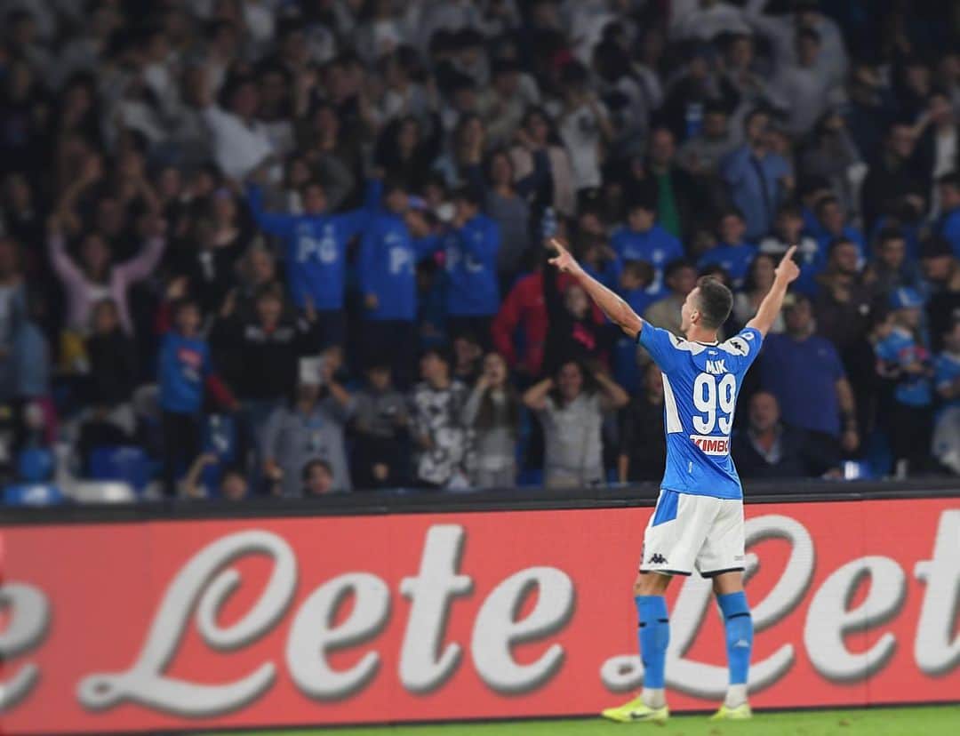 アルカディウシュ・ミリクのインスタグラム：「Per vincere dobbiamo essere più forti di tutto e di tutti...Ricominciamo dalla prossima sfida💪  By wygrywać musimy być  silniejsi od wszystkiego i wszystkich. Dalej ciężko pracujemy i skupiamy  się na kolejnym meczu💪  To win we must be stronger than everything and everyone...Let's restart from the next challenge💪  #forzanapoli 💙」
