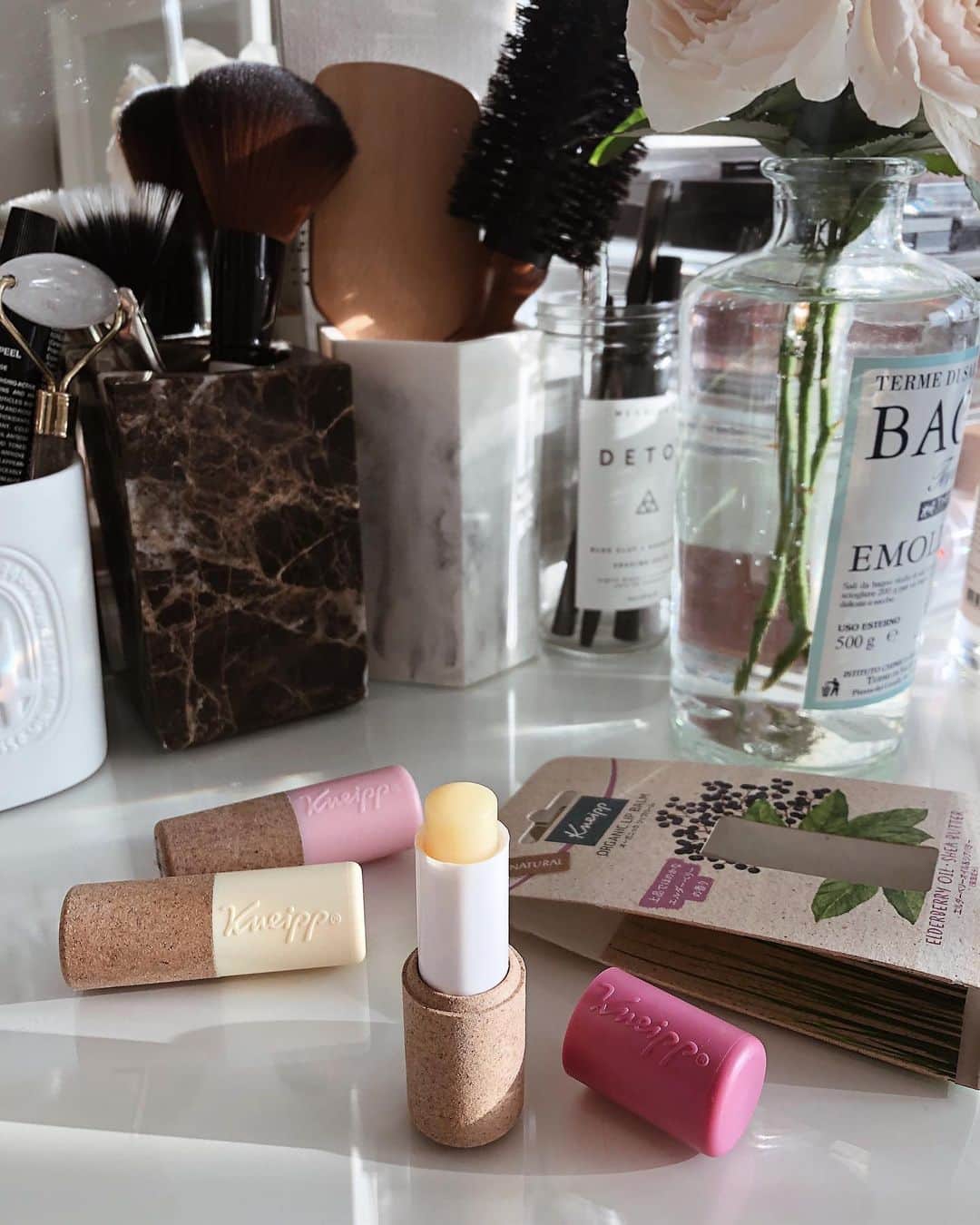 のインスタグラム：「100% Natural Organic Lip Balm @kneipp_japan  バスソルトで有名なクナイプから、新しく発売された 天然由来成分100%のリップバームがとても優秀でした🌏💋 . ✔︎100%天然由来成分 ✔︎環境に配慮したパッケージ (ドイツパッケージデザインアワードSustainability部門受賞) ✔︎Vegan ✔︎動物実験なし  ベタつかずにしっとりふっくら唇の状態を整えてくれて、リップ下地にもぴったりなの〜！最近マットなリップばかりだから欠かせない。  香りはエルダーベリー、スイートアーモンド、バニラの3種類(無着色) それぞれ成分にも香りと同じ植物オイルやエキスが配合されていて、 バニラはクプアスバターも入っているのが、個人的にむふふと思っているポイント。 クプアスはアマゾンで神様の果実と呼ばれているフルーツ(カカオの仲間)  これで¥700(税抜)はすごいのでは🤓💜 . .  #kneipp#lipbalm#organic#sustainablepackaging#vegan#クナイプ#リップバーム#オーガニックリップバーム#クナイプリップバーム#クナイプオーガニックリップバーム#クプアスバター#シアバター#ヴィーガン#ヴィーガンコスメ#オーガニックコスメ#ナチュラルコスメ#ナカセコスメ#サスティナブル」