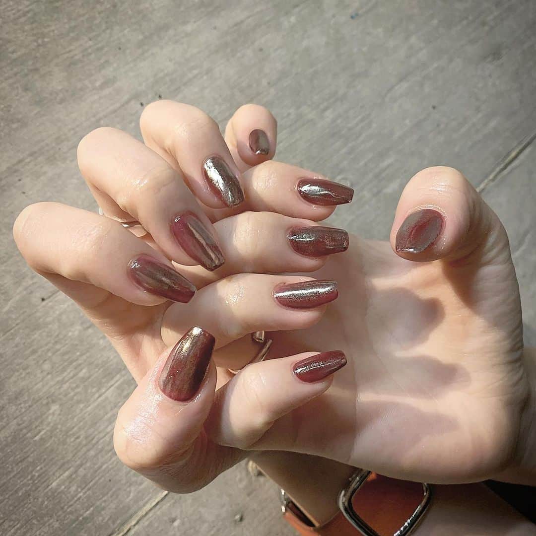 RUBY&ONYX by Kanako Miuraのインスタグラム：「当店Instagramから💓 色味を濃くしてアレンジ🍇 ・ ・ ・ 11/01 12:00〜 .14:30〜 11/02 18:30〜 11/03 13:30〜.14:30〜.15:00〜.17:30〜  ご案内可能です🥰  そのほかのお時間もお問い合わせください💫  お子様もお隣に座れるルームや個室もございます💡 ・ ・ 🌿月額制もやってます🌿 ○プレミアム会員(ハンド&フット)¥29,800(税抜)・ ○ハンドレギュラー会員¥14,800(税抜)・ ○フットレギュラー会員¥14,800(税抜)・ ・ それぞれ全てのメニューが月に何度でもご利用頂けます。  ご予約、お問い合わせはDMまたは 0354595882 LINE ID：@ rubynail までお気軽にどうぞ💫  #daikanyama#nailsalon#nail#gelnail#rubyandonyx#handnail#mode#cool#studs#menscare#ART#autumnnails#メンズネイル#メンズケア#定額制ネイル#通い放題#ジェルネイル#ネイル#ノーサンディング#ショートネイル#代官山ネイルサロン#トレンドネイル#秋ネイル」
