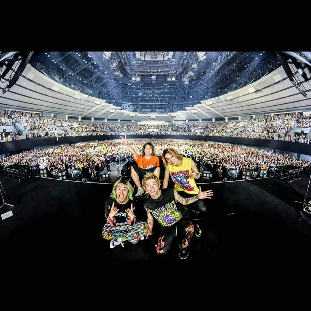 ONE OK ROCK WORLDさんのインスタグラム写真 - (ONE OK ROCK WORLDInstagram)「EYE OF THE STORM JAPAN TOUR 2019-2020 広島,広島グリーンアリーナ(1日目)  _ @10969taka 広島DAY1🗣💋明日もよろー！  Hiroshima DAY1!🗣💋see you tomorrow!  _ @toru_10969 楽しかったぞ〜広島初日！！今ツアー最長記録。。明日もよろしくちゃん 📸 @ruihashimoto  First day in Hiroshima was so fun!! The longest record of the tour so far.. See you tomorrow 📸 @ruihashimoto  _ @tomo_10969 広島1日目🔥 ここに戻ってこれたのが本当に嬉しい。言葉にできないものをたくさんもらいました。 最高のライブだった。 ありがとう✨🕊 @ruihashimoto 📸  #ソース塗り忘れ問題 #イオンなんでも売ってる説 #揚げもみじ饅頭大使  Hiroshima Day 1 We were really happy to be back here. We got a lot of things that couldn't be described in words. Best show ever. Thank you ✨🕊 @ruihashimoto 📸  #ソース塗り忘れ問題 #イオンなんでも売ってる説 #揚げもみじ饅頭大使  明日もぶちかまします🔥 おやすみ😴  @julenphoto 📸  #今日はたくさん寝ます  We're going to go all out again tomorrow 🔥 Good night😴  @julenphoto 📸 #今日はたくさん寝ます  _ @ryota_0809 昨日は完全燃焼。 広島ありがとう！！ 今日も宜しくね！！！😎 Photo by @ruihashimoto  Yesterday We were burnt out. Thank you Hiroshima! ! See you today! ! ! 😎 Photo by @ruihashimoto  #oneokrockofficial #10969taka #toru_10969 #tomo_10969 #ryota_0809 #fueledbyramen#eyeofthestorm#eyeofthestormjapantour20192020」10月31日 20時07分 - oneokrockworld