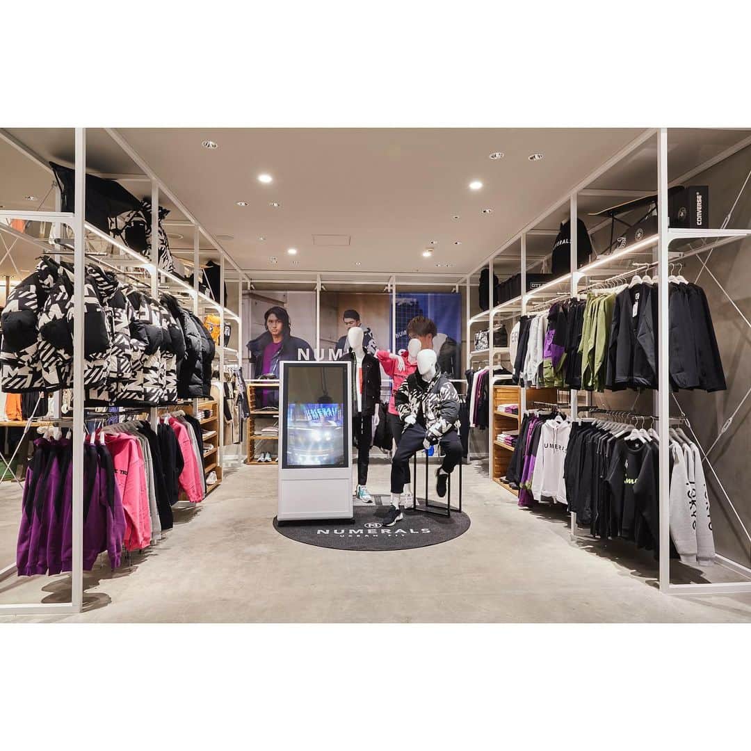niko and ...さんのインスタグラム写真 - (niko and ...Instagram)「. 【niko and ... mozo ワンダーシティ店がついにオープン。ニコアンドらしさが詰まった新店舗をレポートします！】 . 「でらすげ~！」と地元の人もきっと驚くこと間違いなし。全国最大規模の旗艦店「niko and ... mozo ワンダーシティ店」が10/18（金）に名古屋でオープンしました。初日から大大大盛況だったmozo店、今回はその裏側とお店の全貌を紐解いていきます！ . 詳しくは @nikoand_official のプロフィールURLからチェックしてみてください！ . . #ニコアンド #であうにあう #styleeditorialbrand #uni9uesenses  #nikoandmozo #nagoya  #mozowondercity  #ニコアンドモゾ」10月31日 20時11分 - nikoand_official