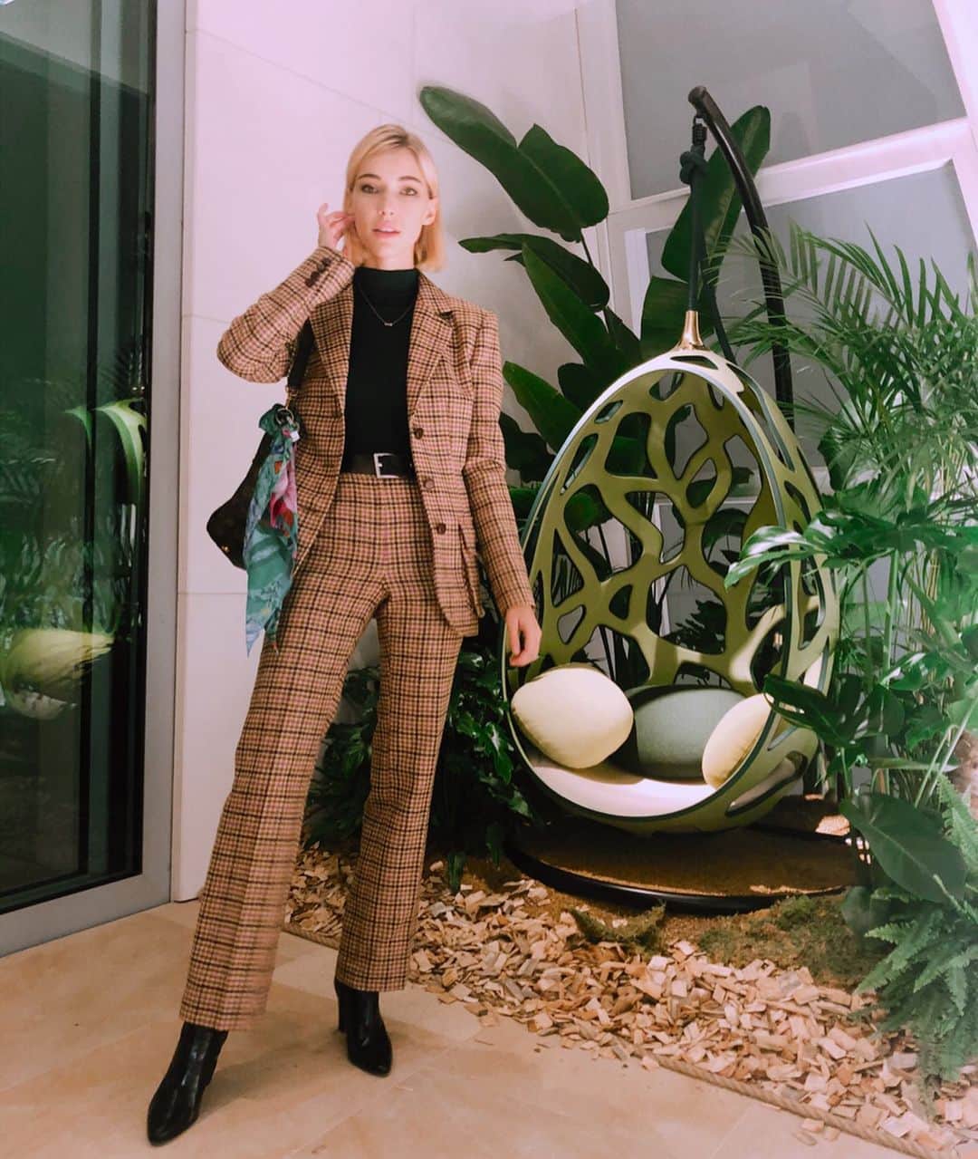 ステファニー・ミチョヴァのインスタグラム：「SUIT UP! 차려 입었어요! Louis Vuitton Maison Opening in Seoul 🥰 #루이비통 #LVSeoul #루이비통서울 #louisvuitton」
