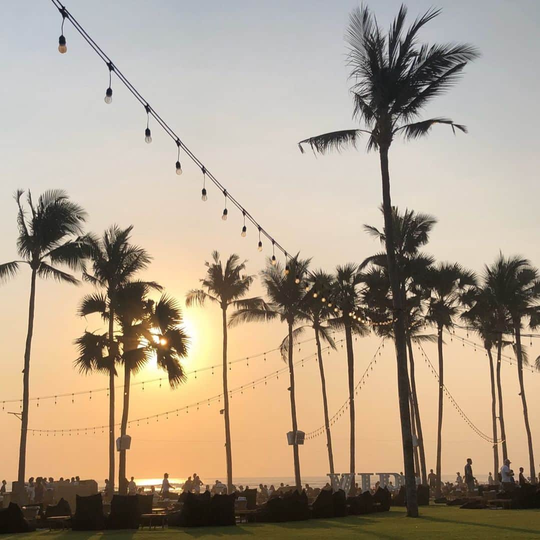 田代裕美恵さんのインスタグラム写真 - (田代裕美恵Instagram)「SunsetにFINNS BEACH CLUBへ☺️ . . . これまたすーーーんごい nice viewで🥺❤️ . . . イタリア人のマジシャンYouTuberに話しかけられて 動画撮影され🤣🇮🇹w . ほんまなにしてるん？ww . . . Baliのサンセットは色が最高で ただ、空気悪いから だいたい沈む瞬間は見られへんけどw マジックアワーの色もまた最高なん🥺💘 . . . #bali #sunset #nonfilter #finnsbeachclub」10月31日 20時12分 - yumie_