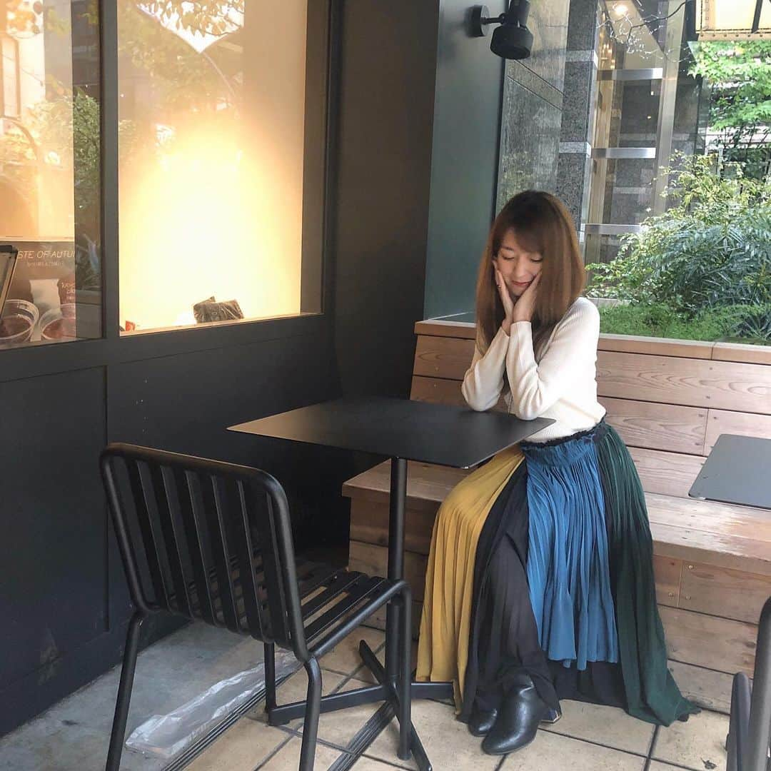 菊池かなこさんのインスタグラム写真 - (菊池かなこInstagram)「・ @7things.official の #マルチカラーシフォンフレアスカート ボリュームあってかなり可愛いです💜 ・ これ履いて表参道とか歩いてたら 何かかっこいいという理由で選んだ笑 ・ このスカート、 青い部分だけなぜか外せます😳 ・ ୨୧┈┈┈┈┈┈┈┈┈┈┈┈┈┈┈┈┈୨୧ #カラースカート#シフォンスカート #ロングスカート#ロングスカートコーデ #スカートコーデ#平均身長コーデ #カジュアル#トレンド#フェミニン #秋服コーデ#ベージュコーデ#秋ファッション #fashion#ファッション#codenate #プチプラ#プチプラコーデ#code #今日のコーデ#デートコーデ #アラサーコーデ#スカートコーデ #大人コーデ#30代コーデ#通勤コーデ」10月31日 20時12分 - canana_kanako