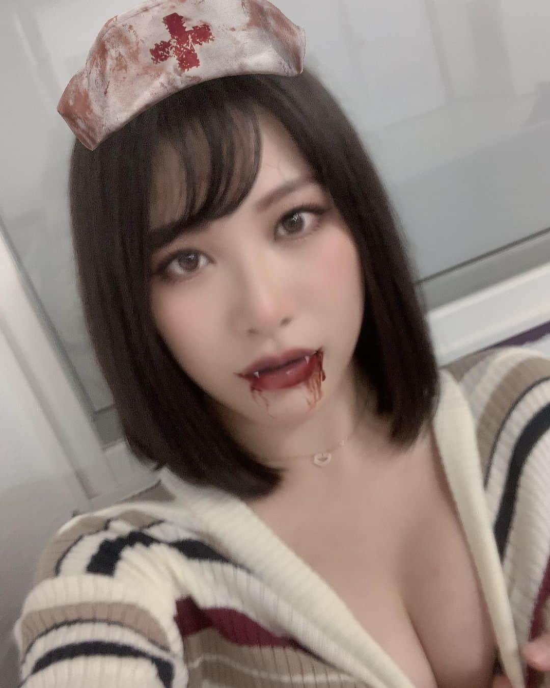 のインスタグラム：「#happyhalloween #ヴァンパイア #ハロウィンメイク #アプリ . #av #撮影 の合間に撮ってみたよ。#dracula #koreanmusical も早く観たいなあ。あともうちょっと #お仕事 がんばります！ . #春原未来」